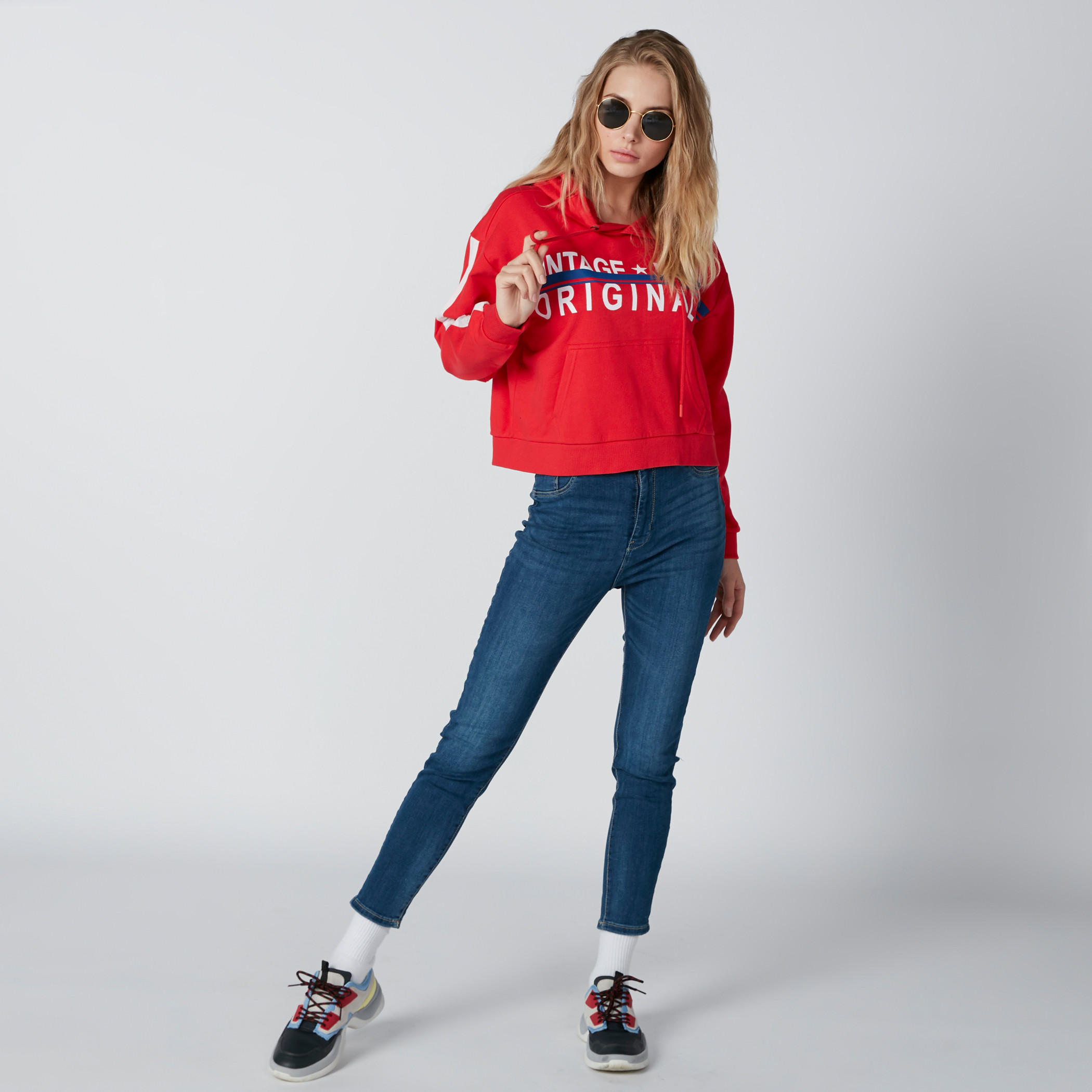 سويت شيرت قصير بقبّعة وجيوب وطبعات-women-winterwear-hoodiesandsweatshirts-hoodies-image-3