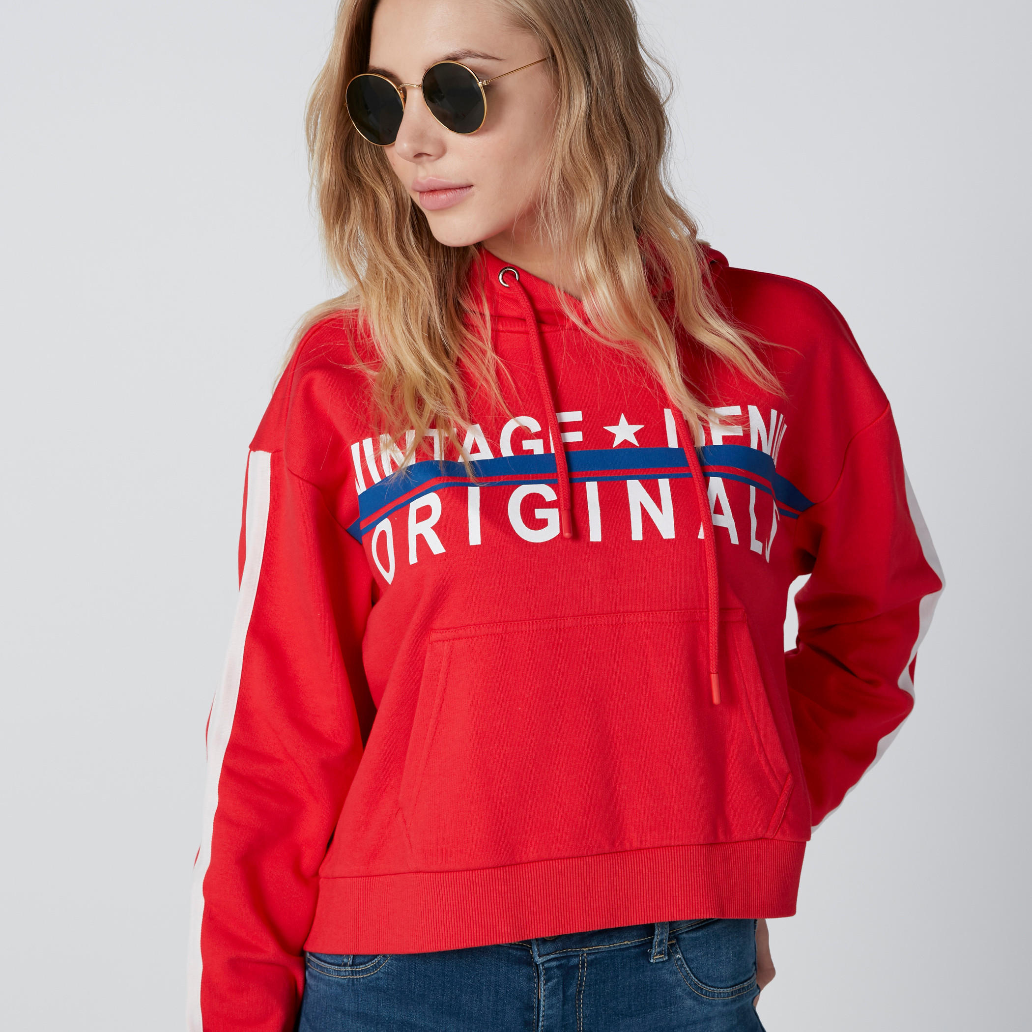 سويت شيرت قصير بقبّعة وجيوب وطبعات-women-winterwear-hoodiesandsweatshirts-hoodies-image-4