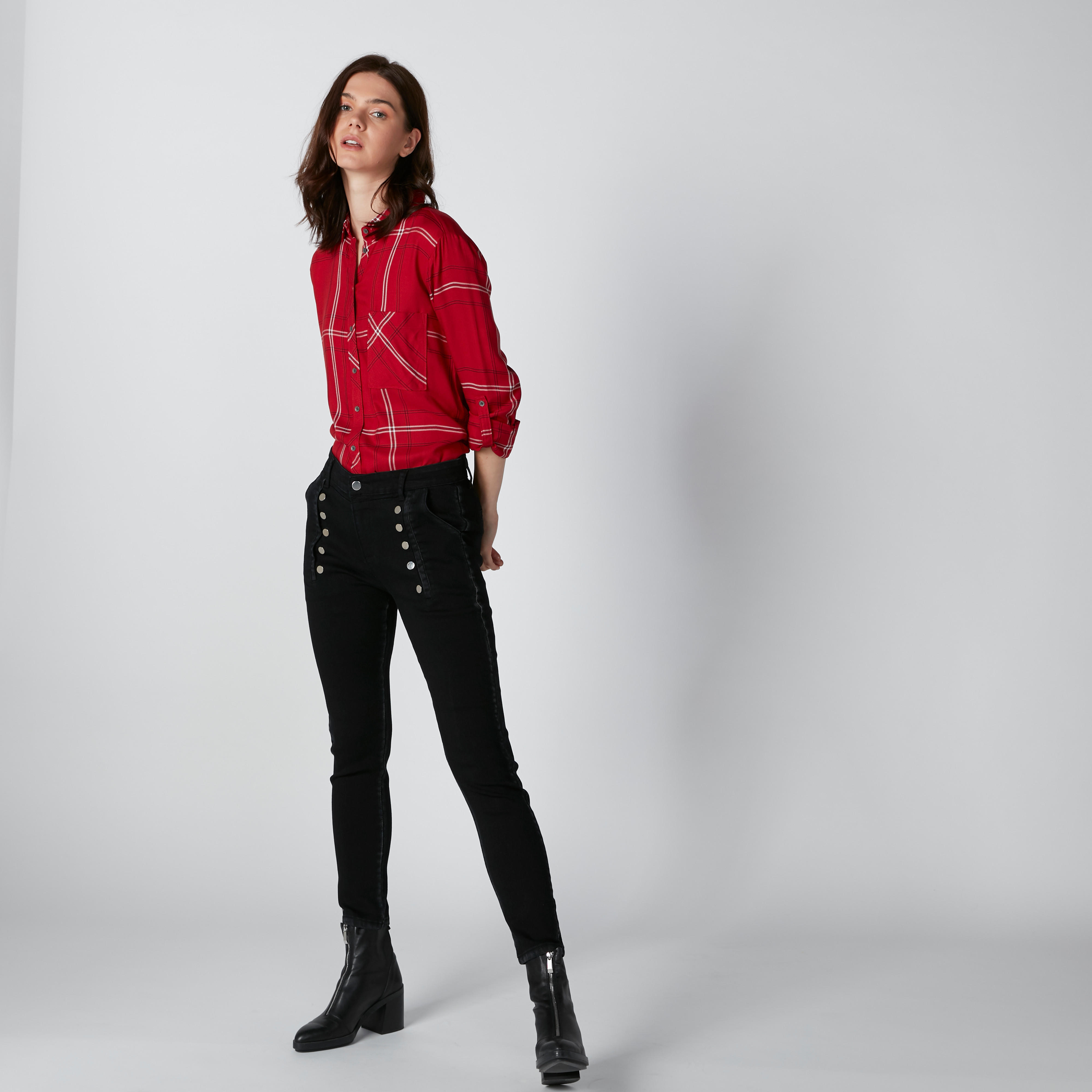 قميص كاروهات بأكمام طويلة وجيب من لي كوبر-women-clothing-shirtsandblouses-shirts-image-1