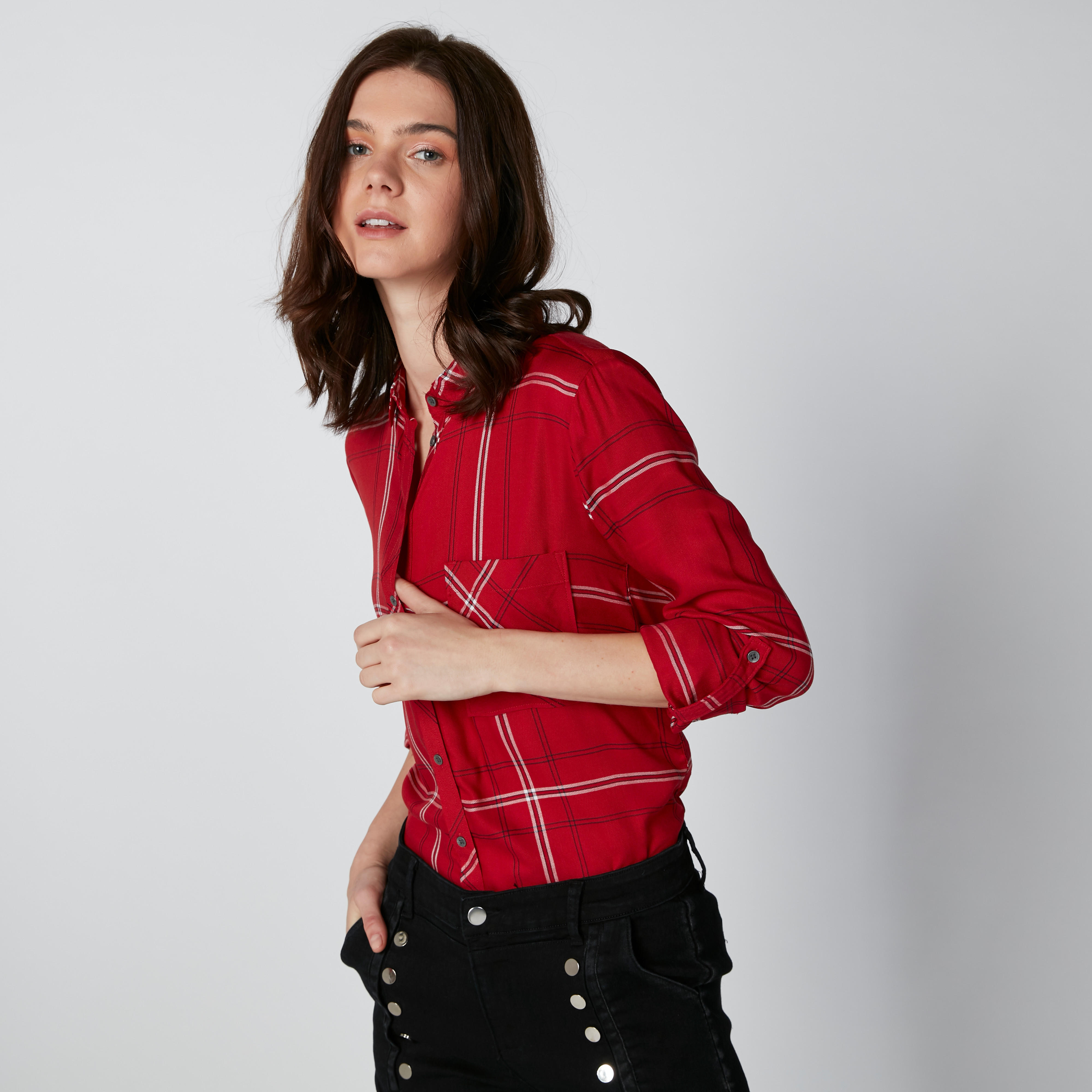 قميص كاروهات بأكمام طويلة وجيب من لي كوبر-women-clothing-shirtsandblouses-shirts-image-2