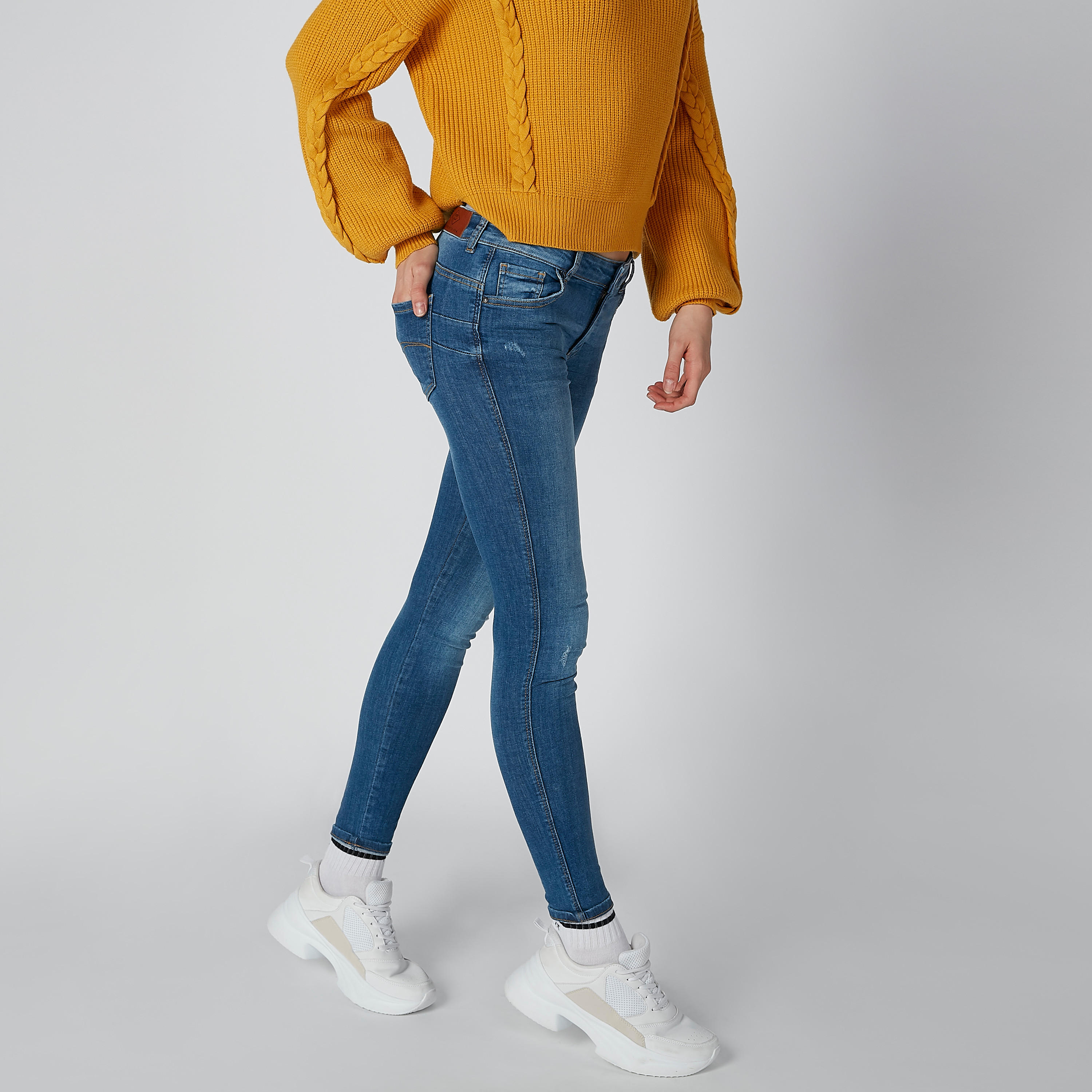 بنطال جينز طويل ممزق بجيوب من لي كوبر-women-clothing-bottoms-jeans-image-4