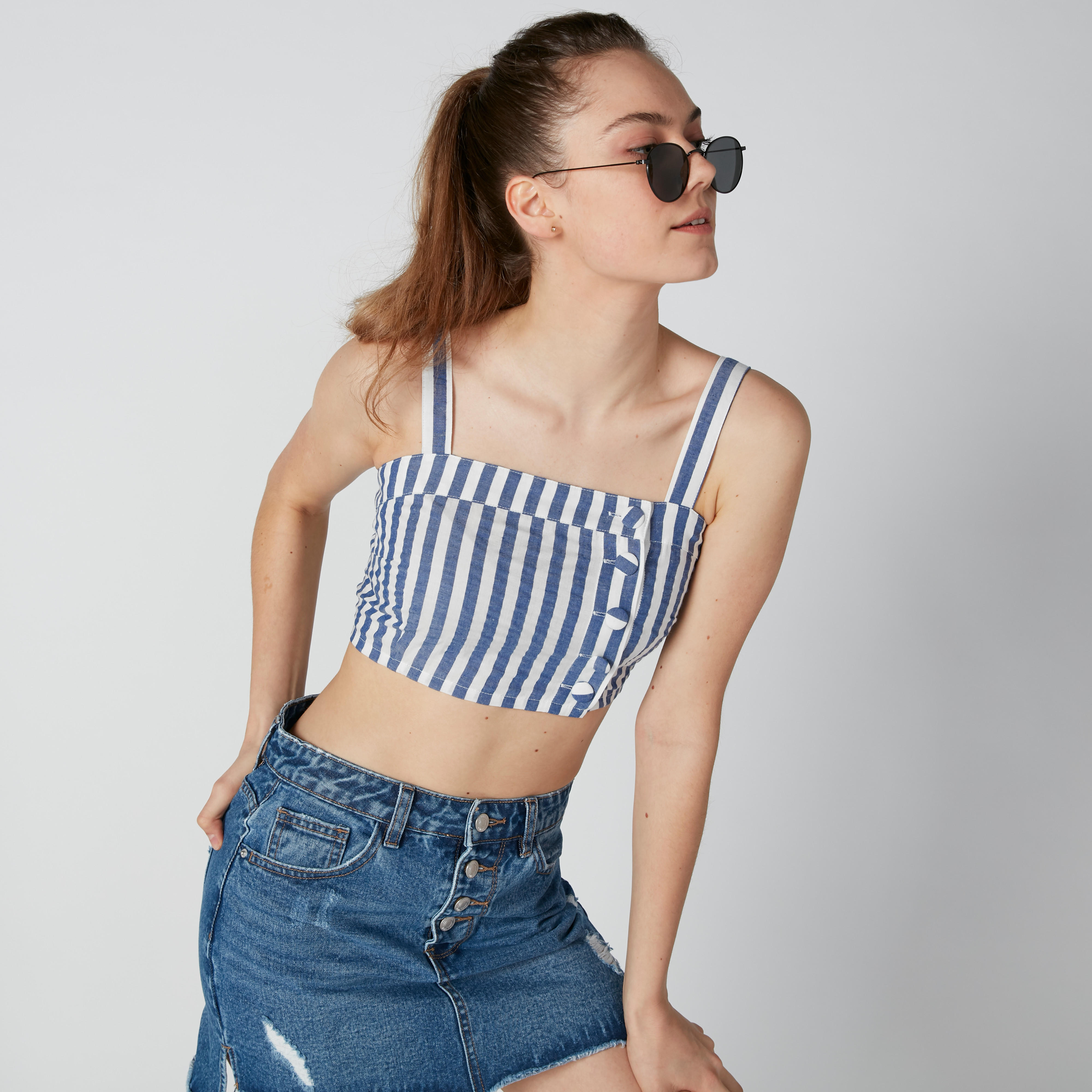 بلوزة مستدامة ومقلّمة بزر إغلاق وحمّالات-women-clothing-shirtsandblouses-blouses-image-6