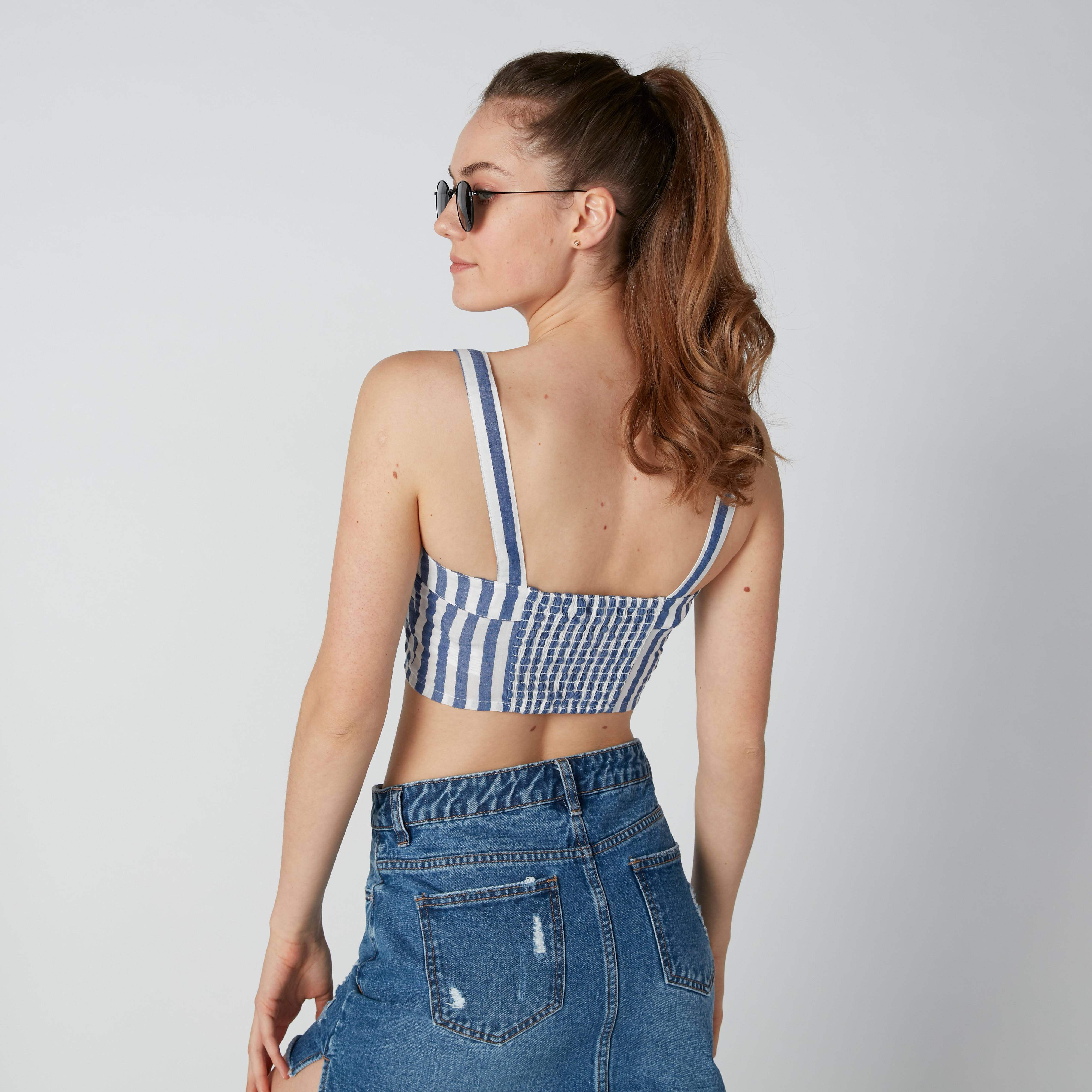 بلوزة مستدامة ومقلّمة بزر إغلاق وحمّالات-women-clothing-shirtsandblouses-blouses-image-3
