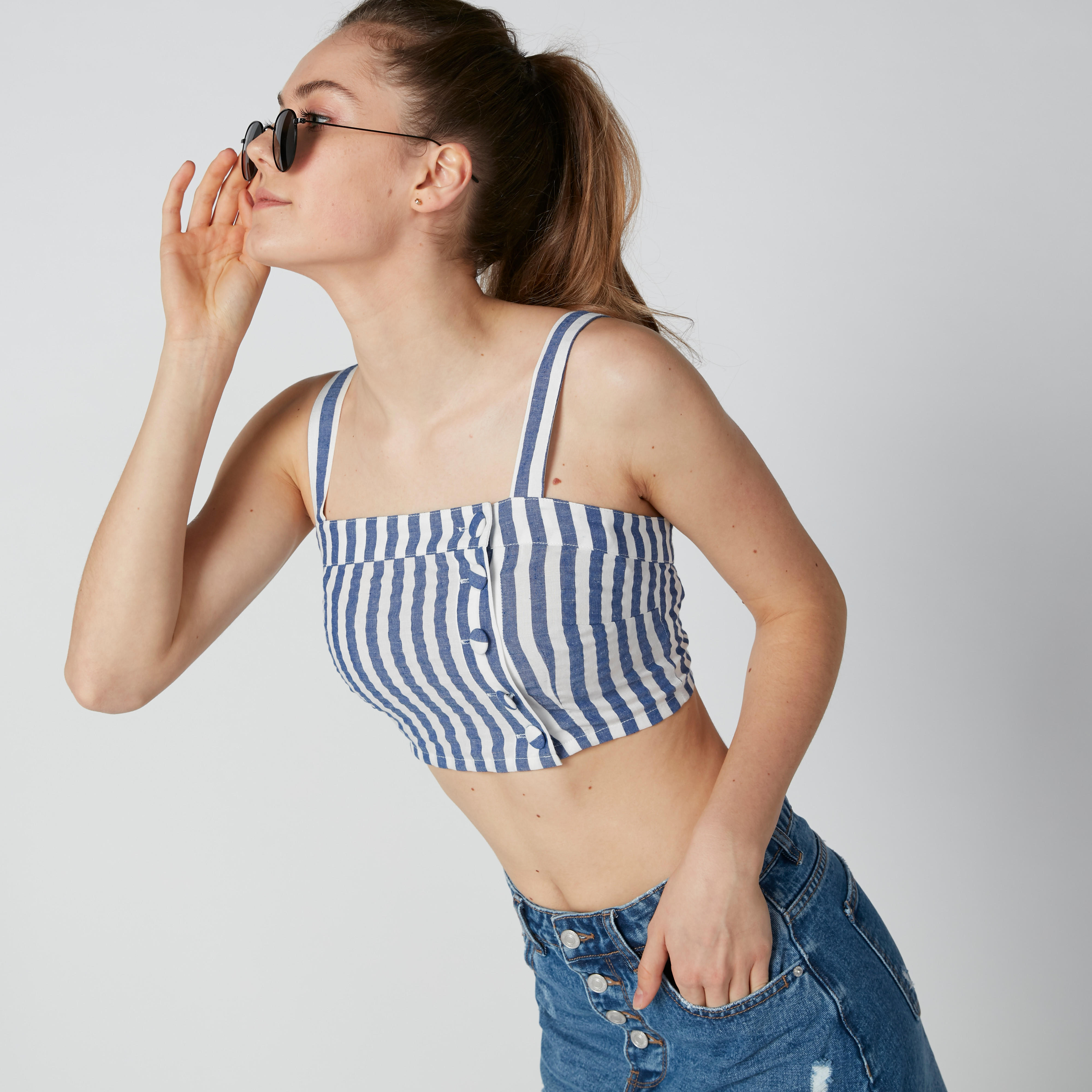بلوزة مستدامة ومقلّمة بزر إغلاق وحمّالات-women-clothing-shirtsandblouses-blouses-image-2