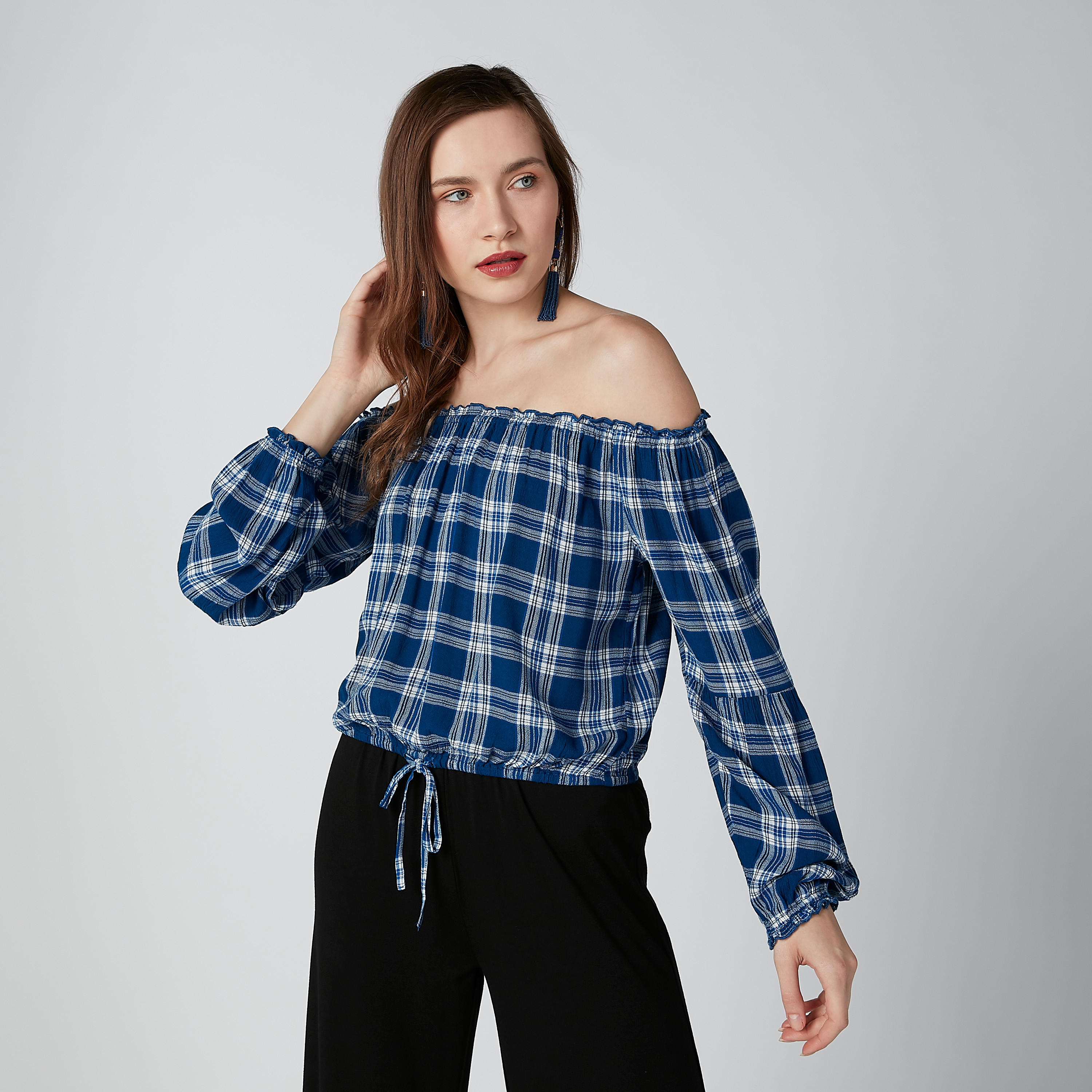 بلوزة كاروهات مكشوفة الأكتاف بأكمام طويلة من لي كوبر-women-clothing-shirtsandblouses-blouses-image-1