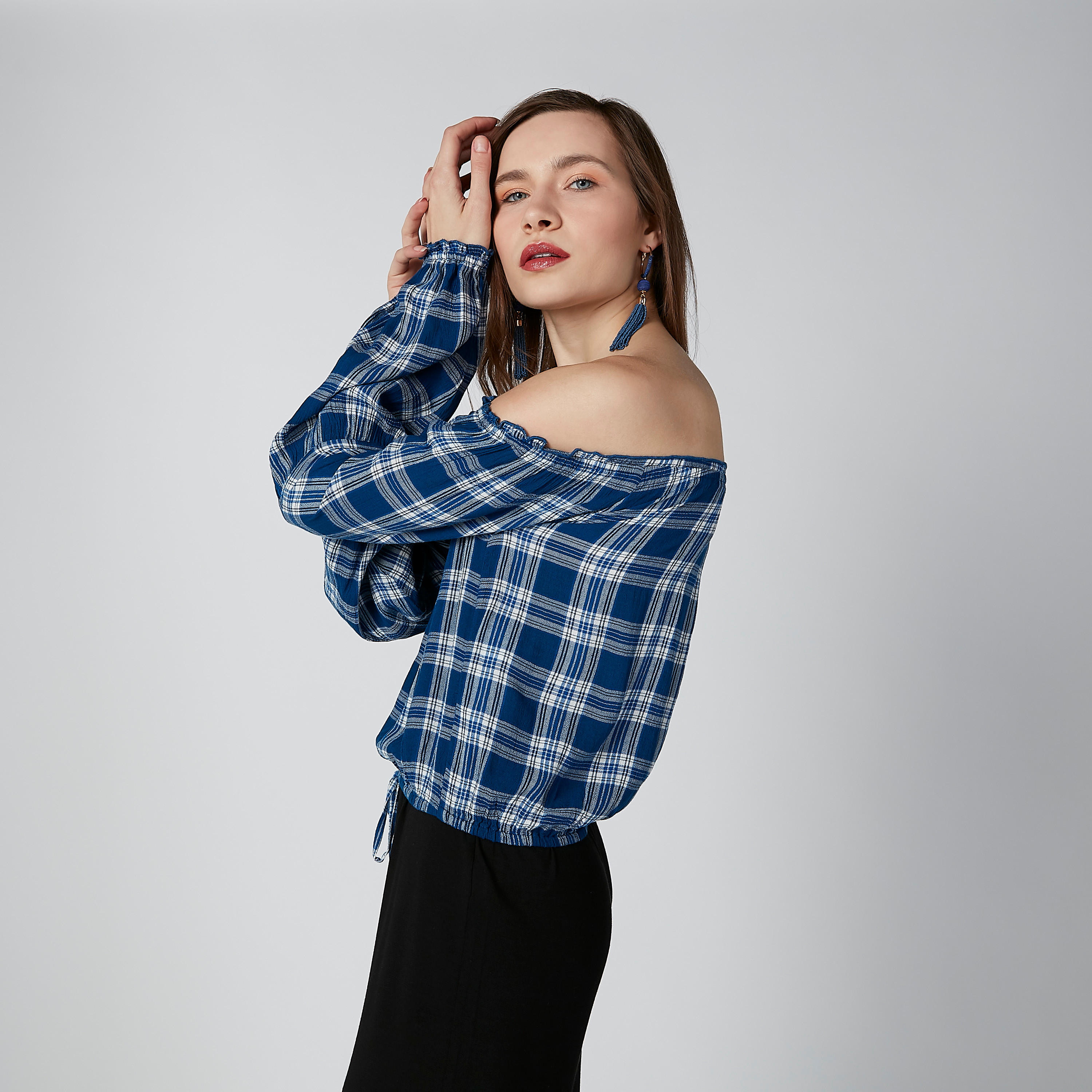 بلوزة كاروهات مكشوفة الأكتاف بأكمام طويلة من لي كوبر-women-clothing-shirtsandblouses-blouses-image-4