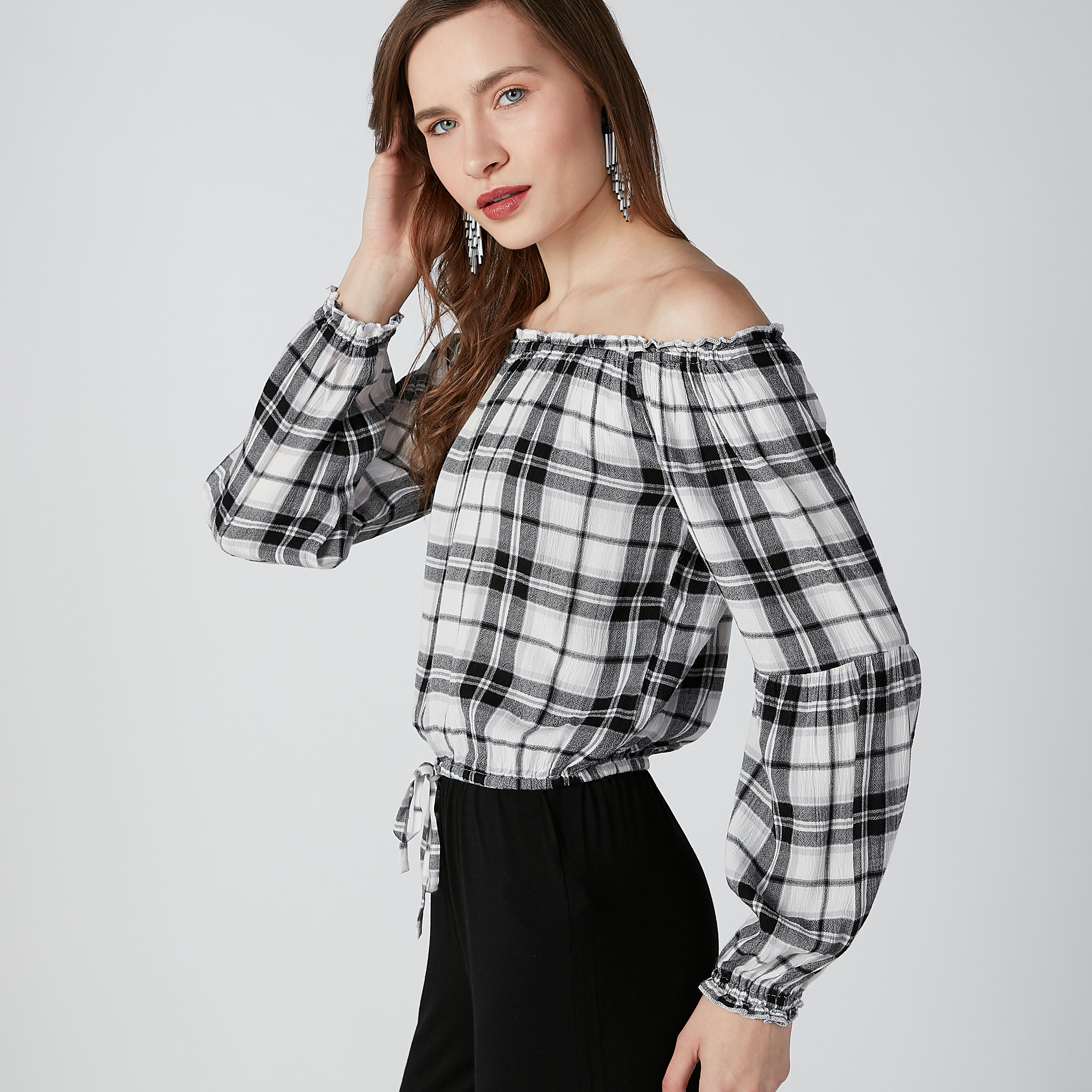 بلوزة كاروهات بأكتاف مكشوفة وأربطة من لي كوبر-women-clothing-shirtsandblouses-blouses-image-5