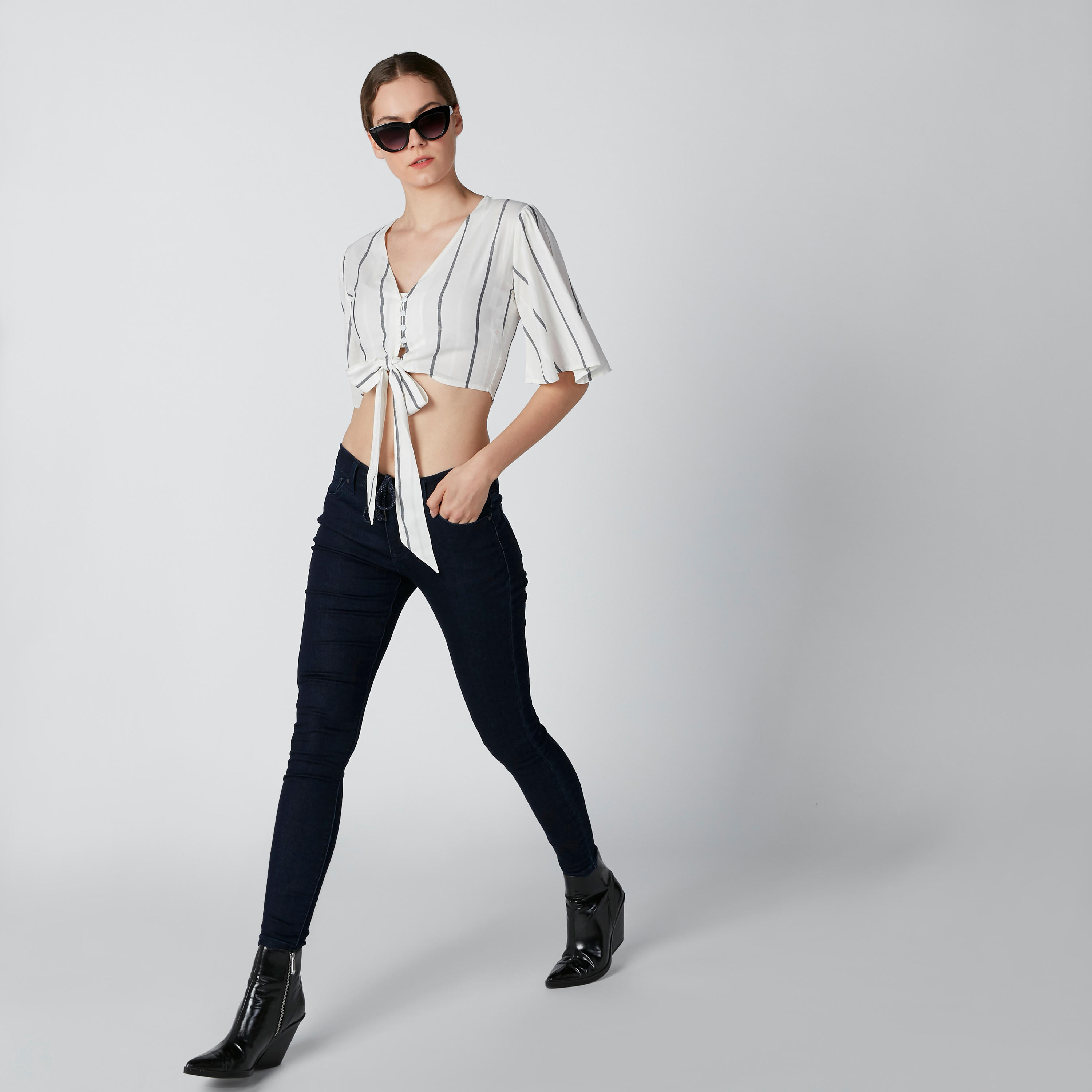 بلوزة مستدامة قصيرة مقلّمة بتفاصيل معقودة وأزرار -women-clothing-shirtsandblouses-blouses-image-1