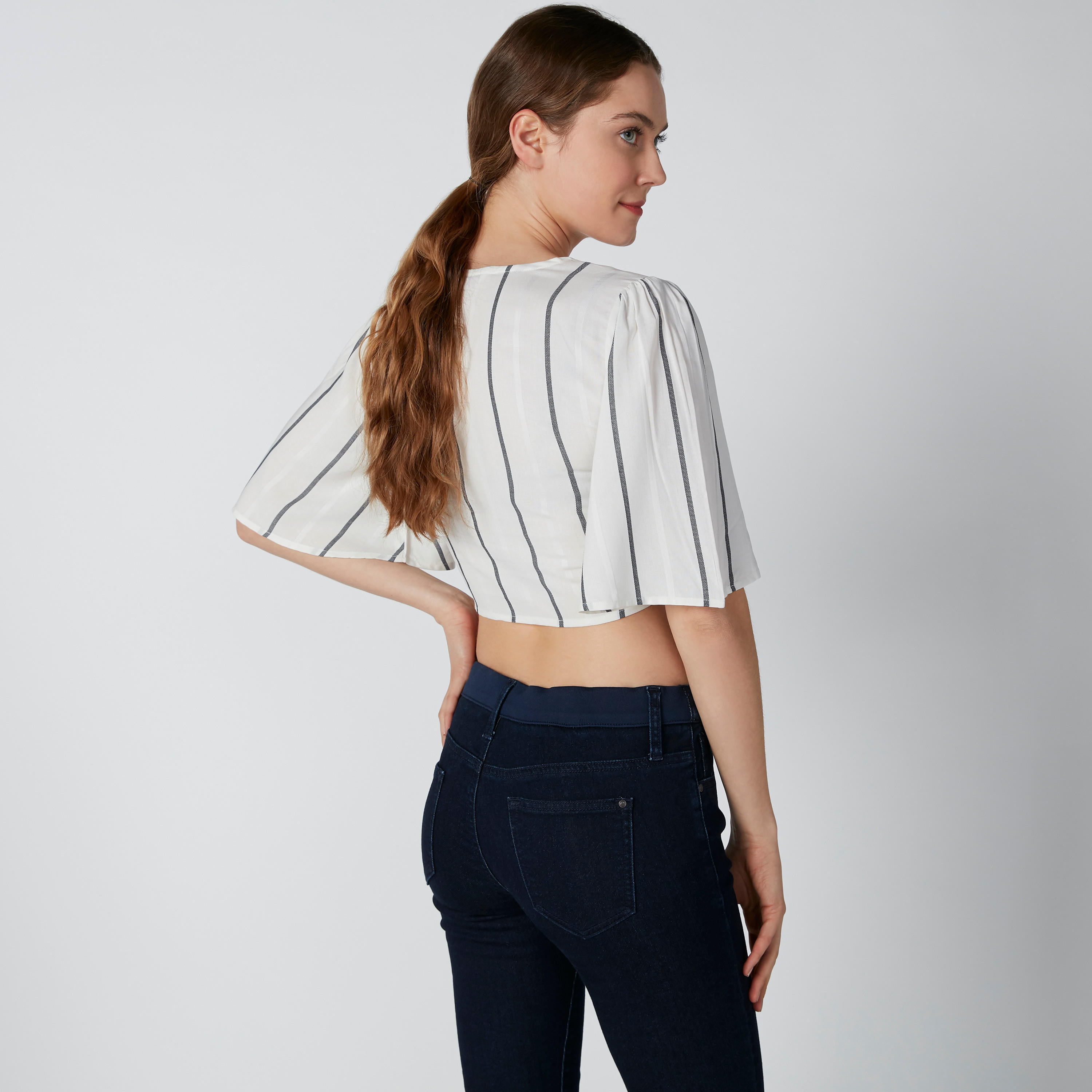 بلوزة مستدامة قصيرة مقلّمة بتفاصيل معقودة وأزرار -women-clothing-shirtsandblouses-blouses-image-3