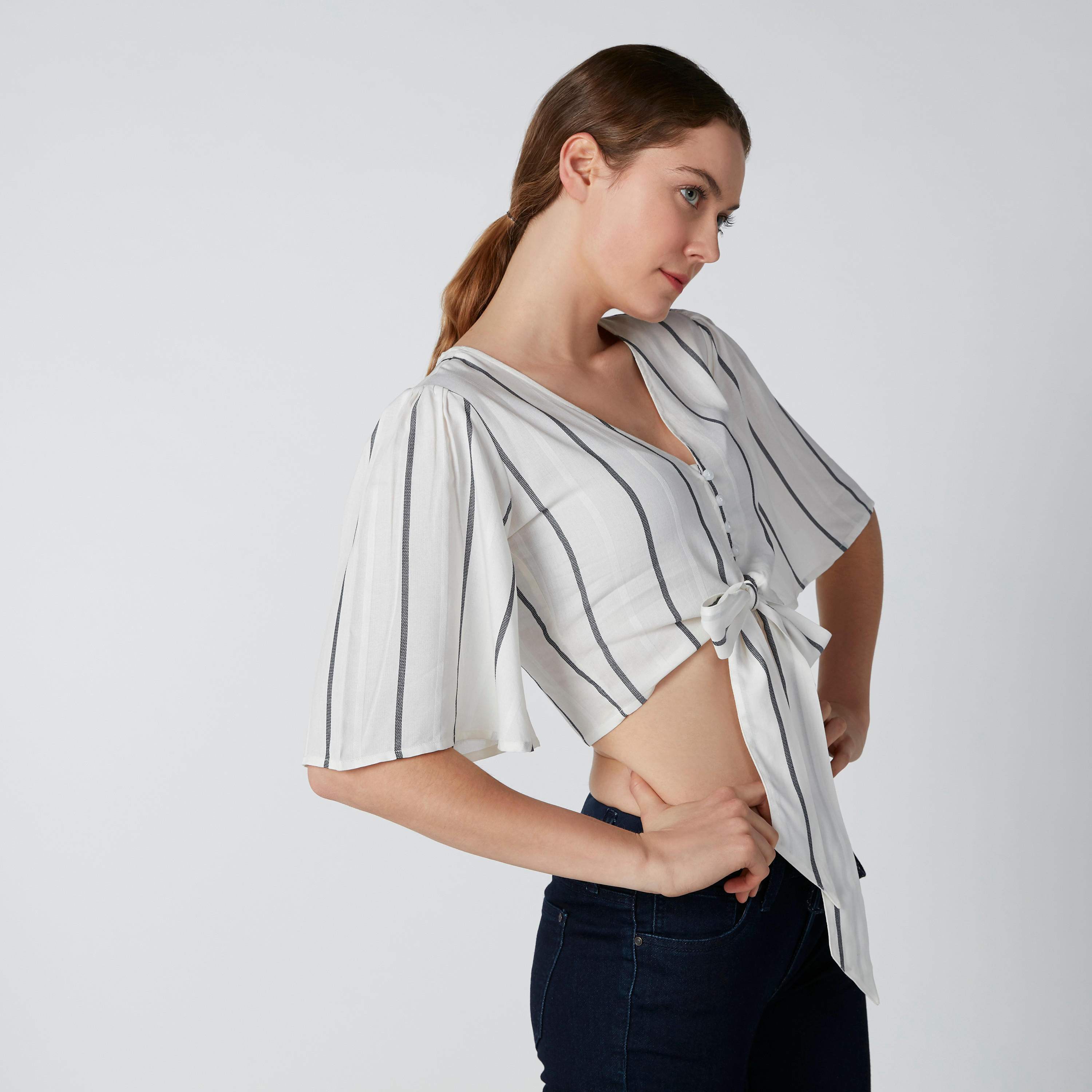 بلوزة مستدامة قصيرة مقلّمة بتفاصيل معقودة وأزرار -women-clothing-shirtsandblouses-blouses-image-4