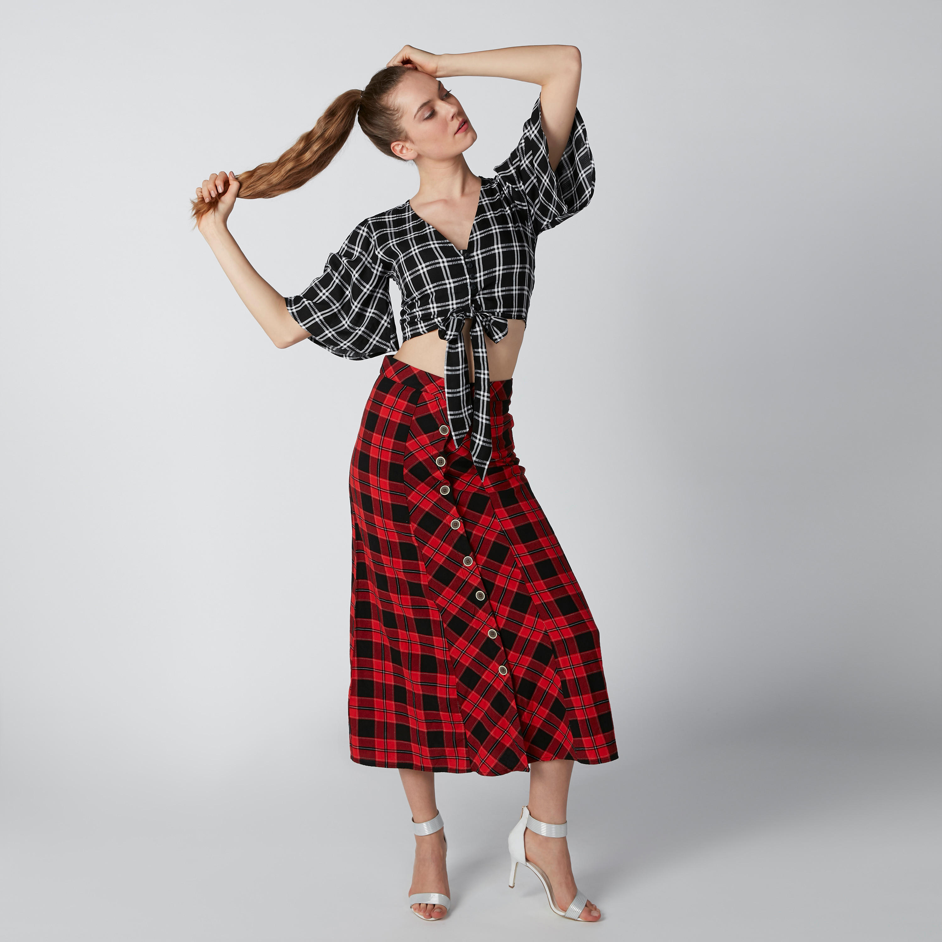 بلوزة قصيرة مستدامة مقلّمة بتفاصيل معقودة وأزرار-women-clothing-shirtsandblouses-blouses-image-1