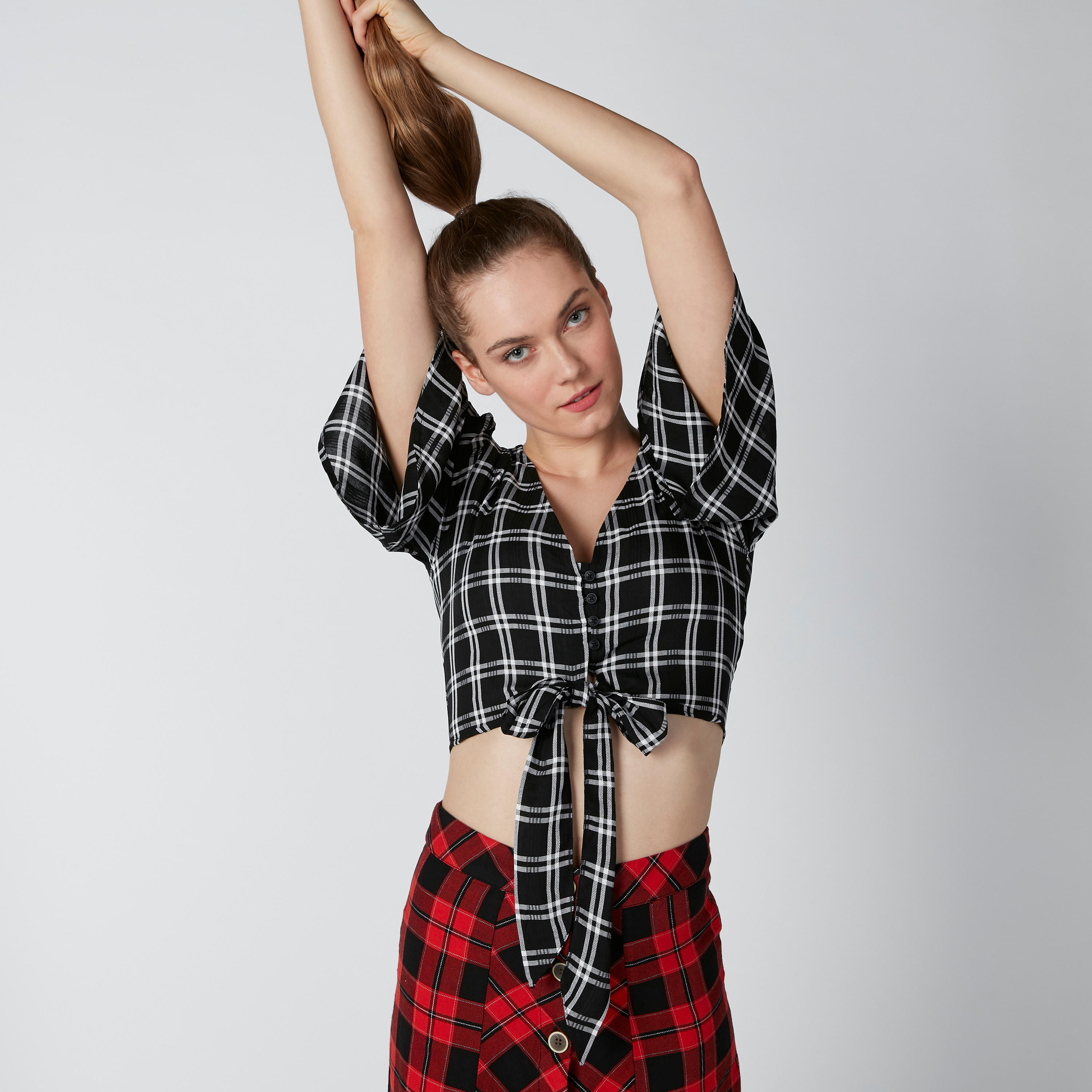 بلوزة قصيرة مستدامة مقلّمة بتفاصيل معقودة وأزرار-women-clothing-shirtsandblouses-blouses-image-2