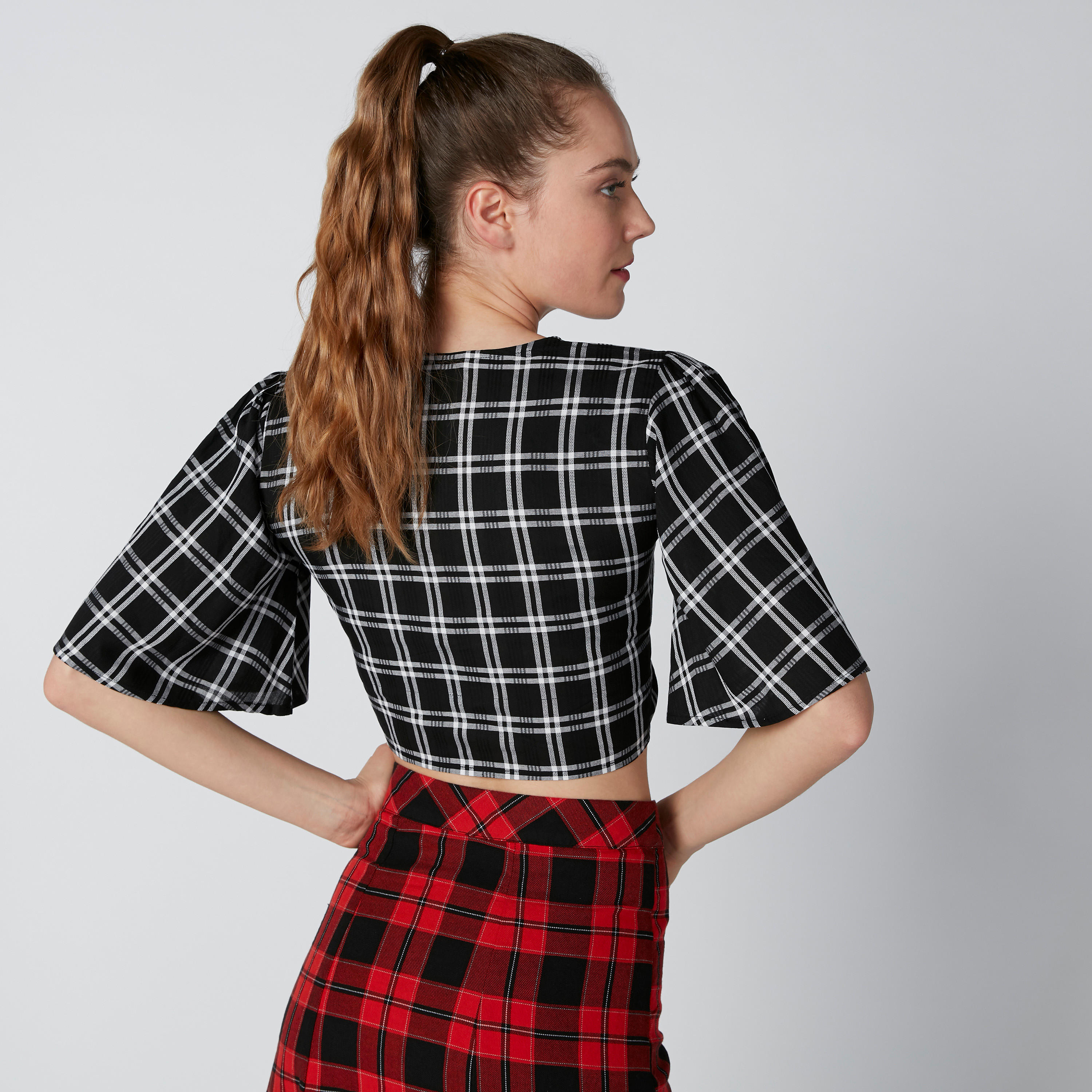 بلوزة قصيرة مستدامة مقلّمة بتفاصيل معقودة وأزرار-women-clothing-shirtsandblouses-blouses-image-3