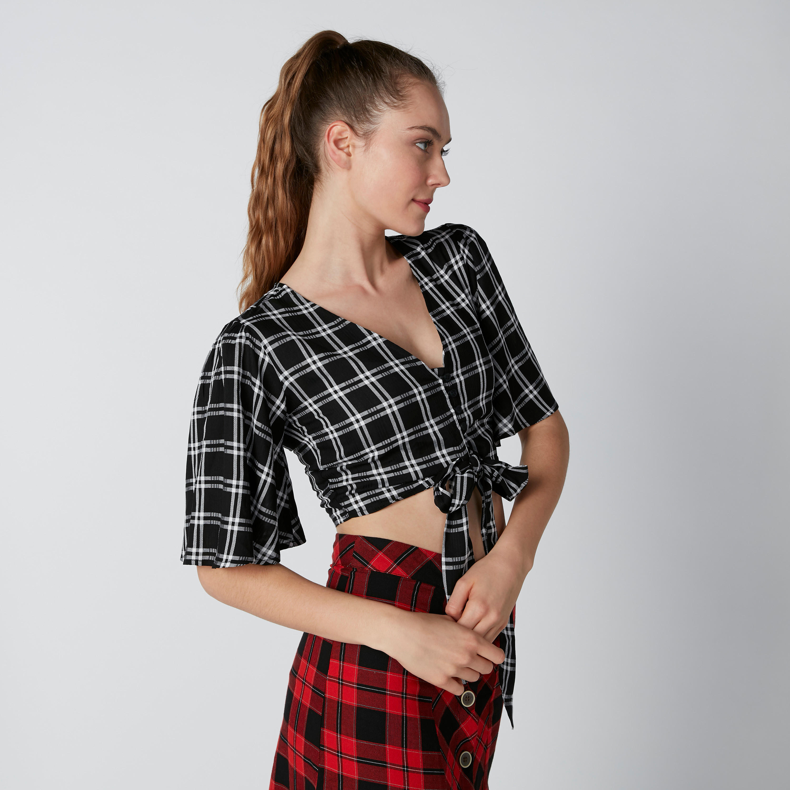 بلوزة قصيرة مستدامة مقلّمة بتفاصيل معقودة وأزرار-women-clothing-shirtsandblouses-blouses-image-4