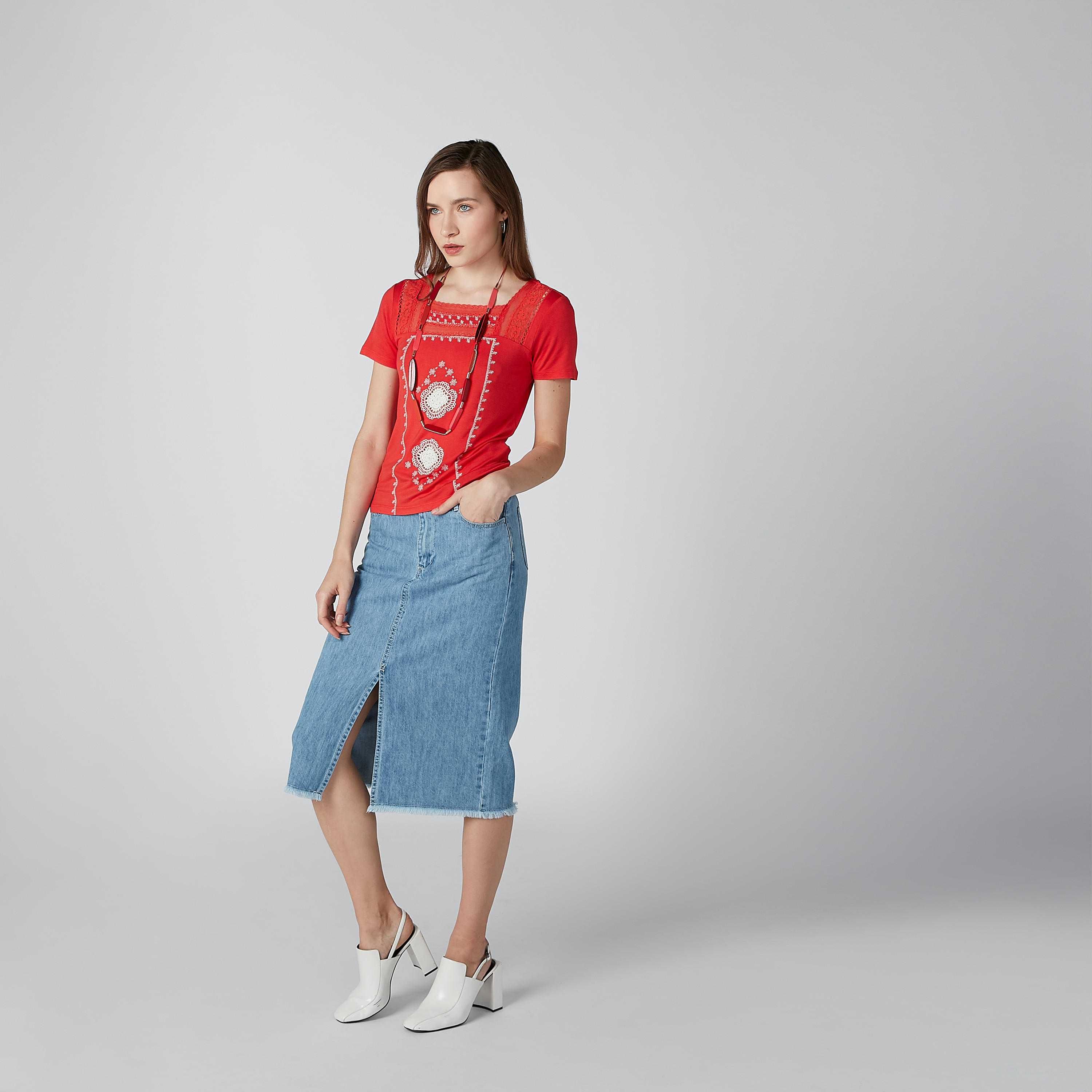 بلوزة مستدامة مطرّزة بأكمام قصيرة وتفاصيل دانتيل-women-clothing-tshirts-image-1