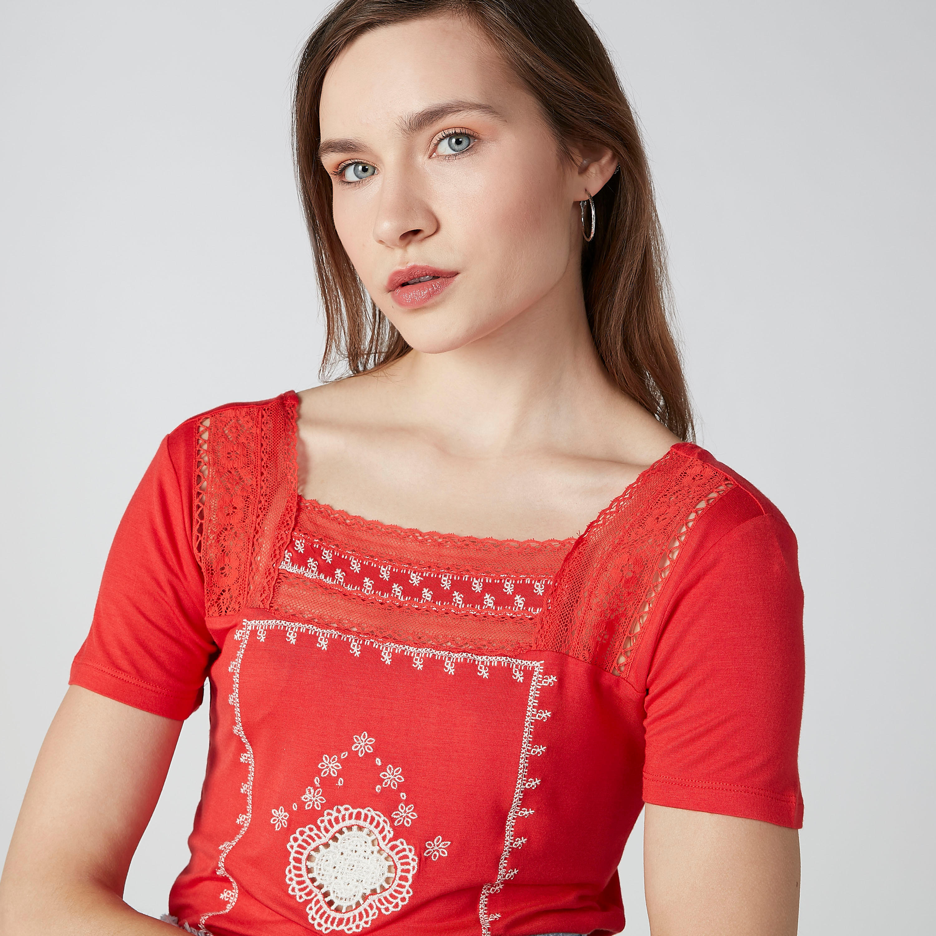 بلوزة مستدامة مطرّزة بأكمام قصيرة وتفاصيل دانتيل-women-clothing-tshirts-image-3