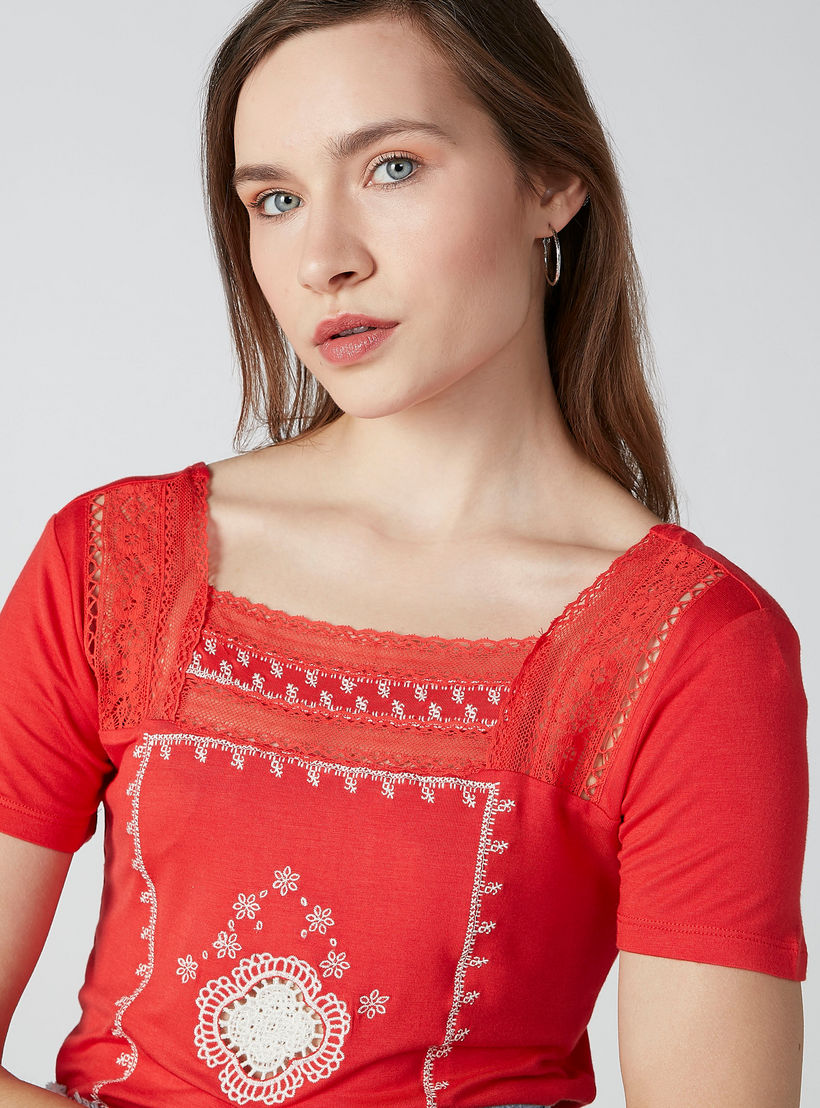 بلوزة مستدامة مطرّزة بأكمام قصيرة وتفاصيل دانتيل-women-clothing-tshirts-image-3