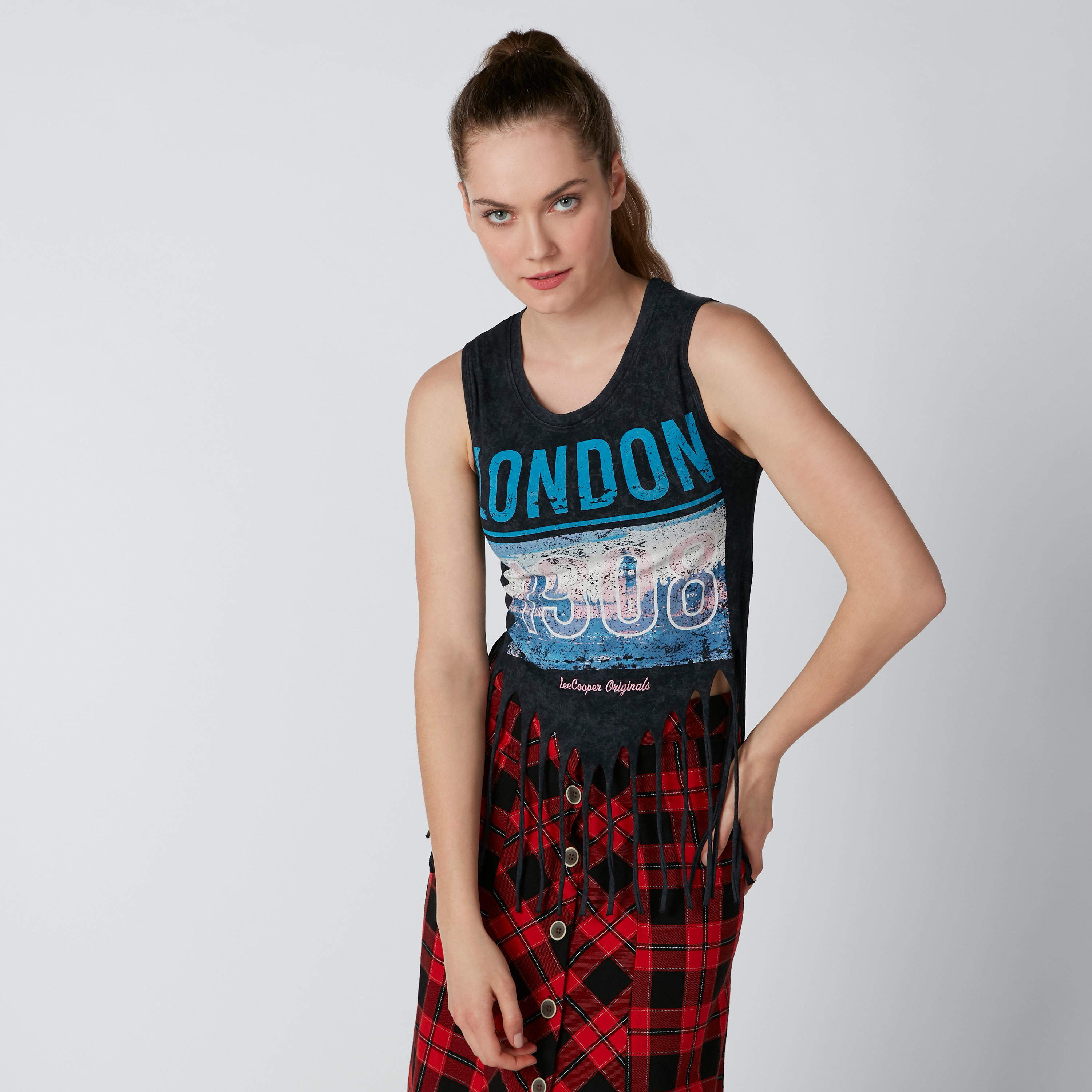 تيشيرت دون أكمام بطبعات وياقة عميقة وشراشيب من لي كوبر-women-clothing-tshirts-image-2