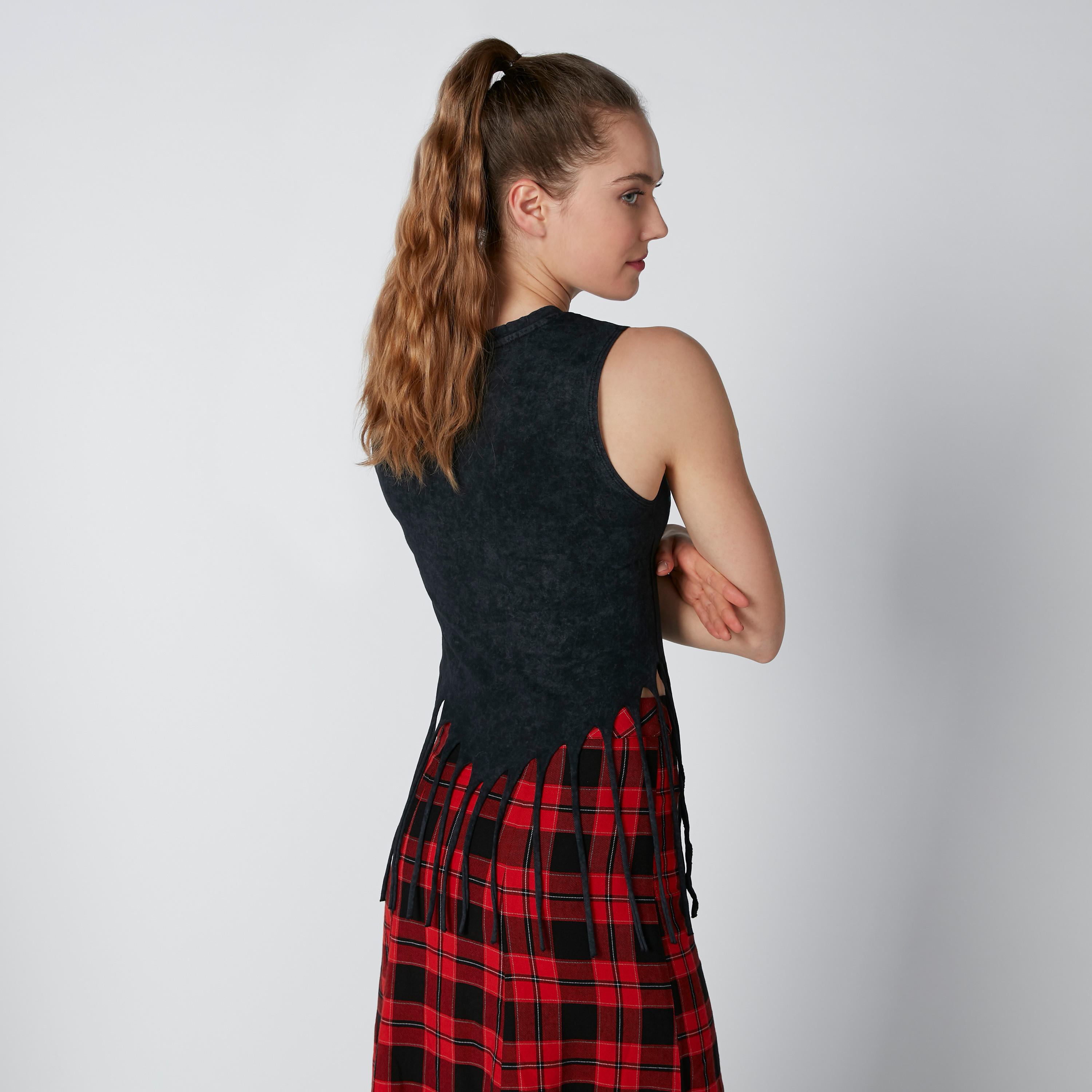 تيشيرت دون أكمام بطبعات وياقة عميقة وشراشيب من لي كوبر-women-clothing-tshirts-image-3