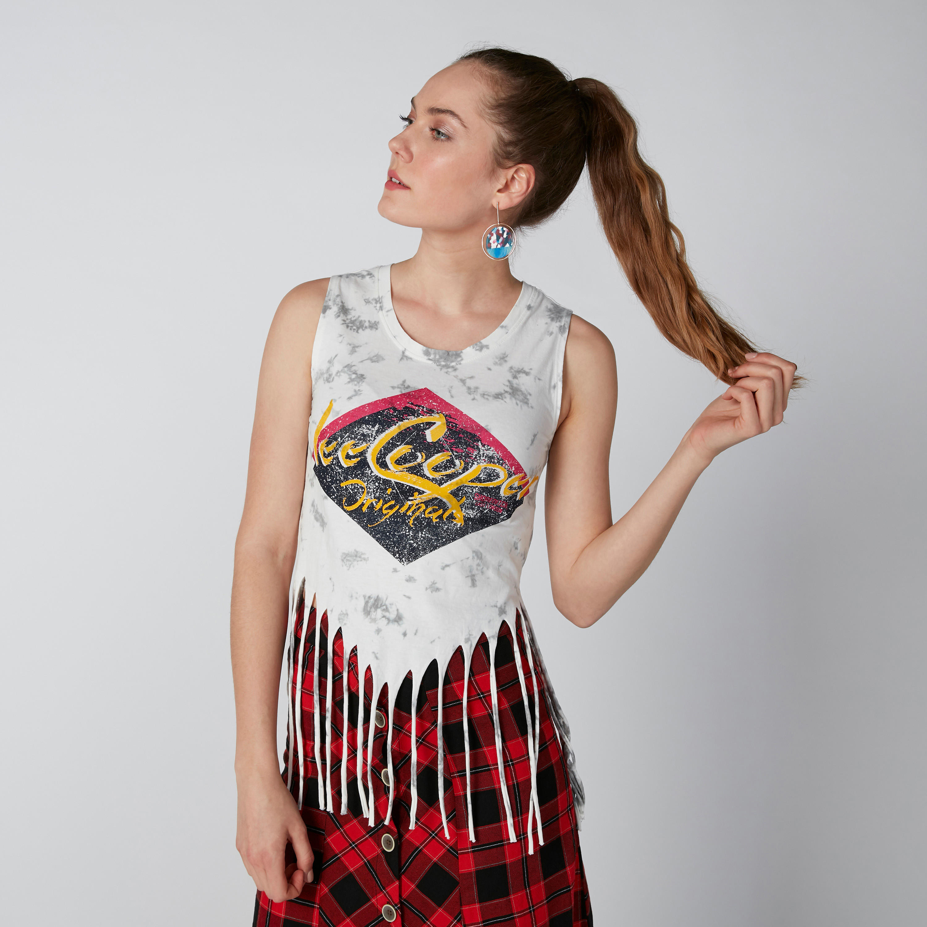 بلوزة دون أكمام بياقة عميقة وشراشيب من لي كوبر-women-clothing-tshirts-image-1