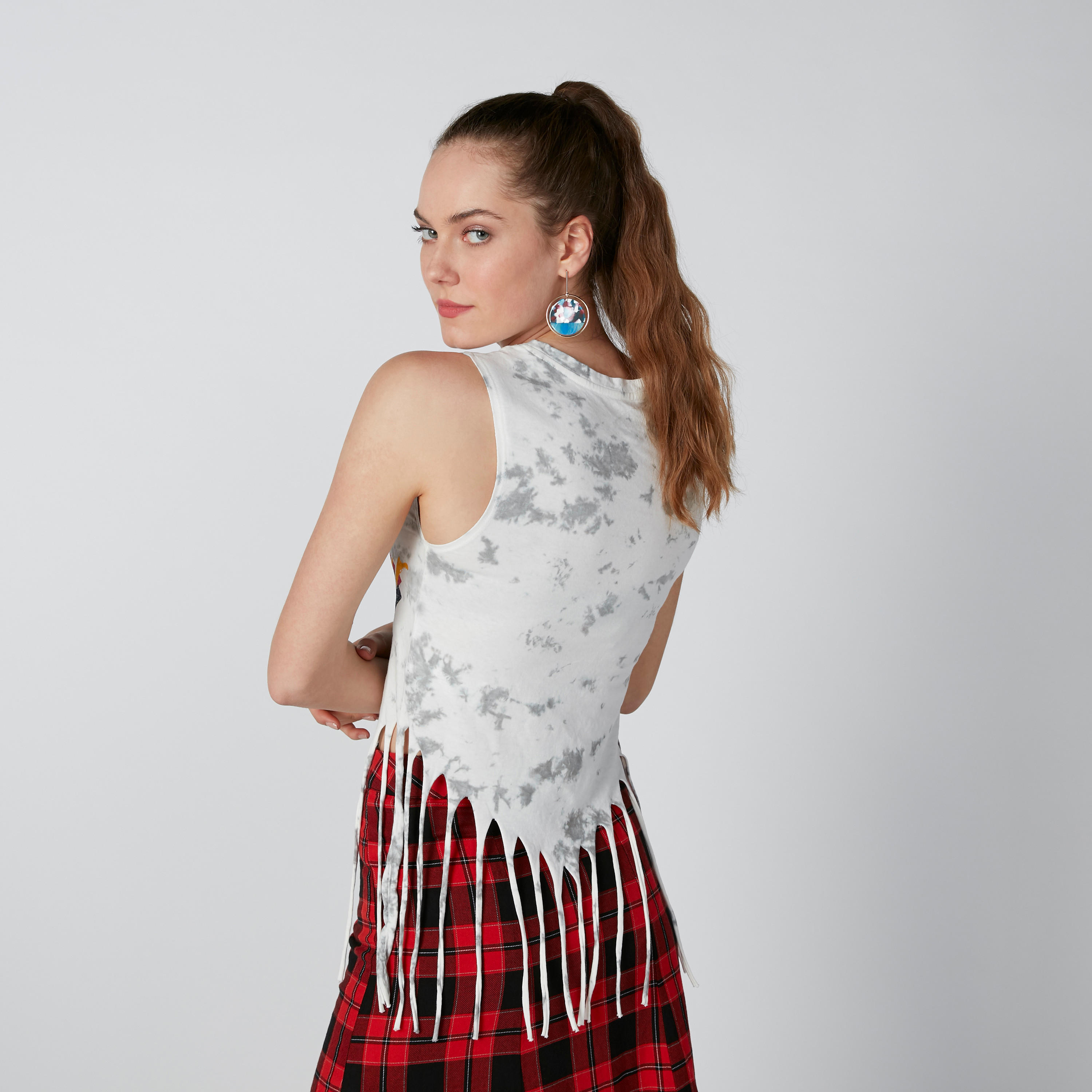 بلوزة دون أكمام بياقة عميقة وشراشيب من لي كوبر-women-clothing-tshirts-image-2