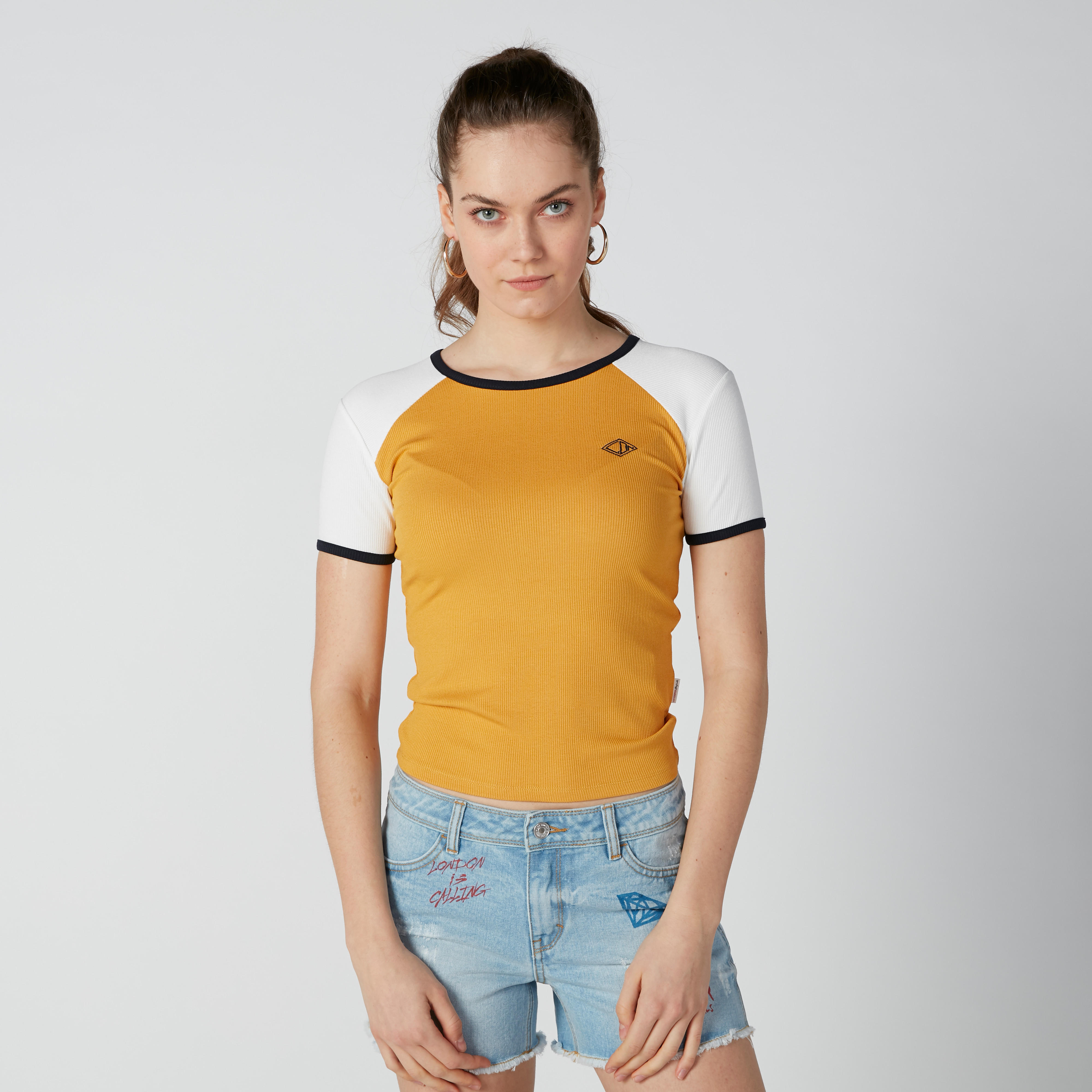 تيشيرت مستدام بياقة قارب وأكمام قصيرة مغايرة-women-clothing-tshirts-image-1