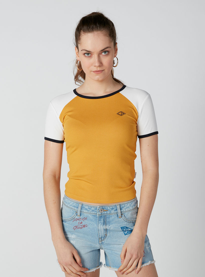 تيشيرت مستدام بياقة قارب وأكمام قصيرة مغايرة-women-clothing-tshirts-image-1