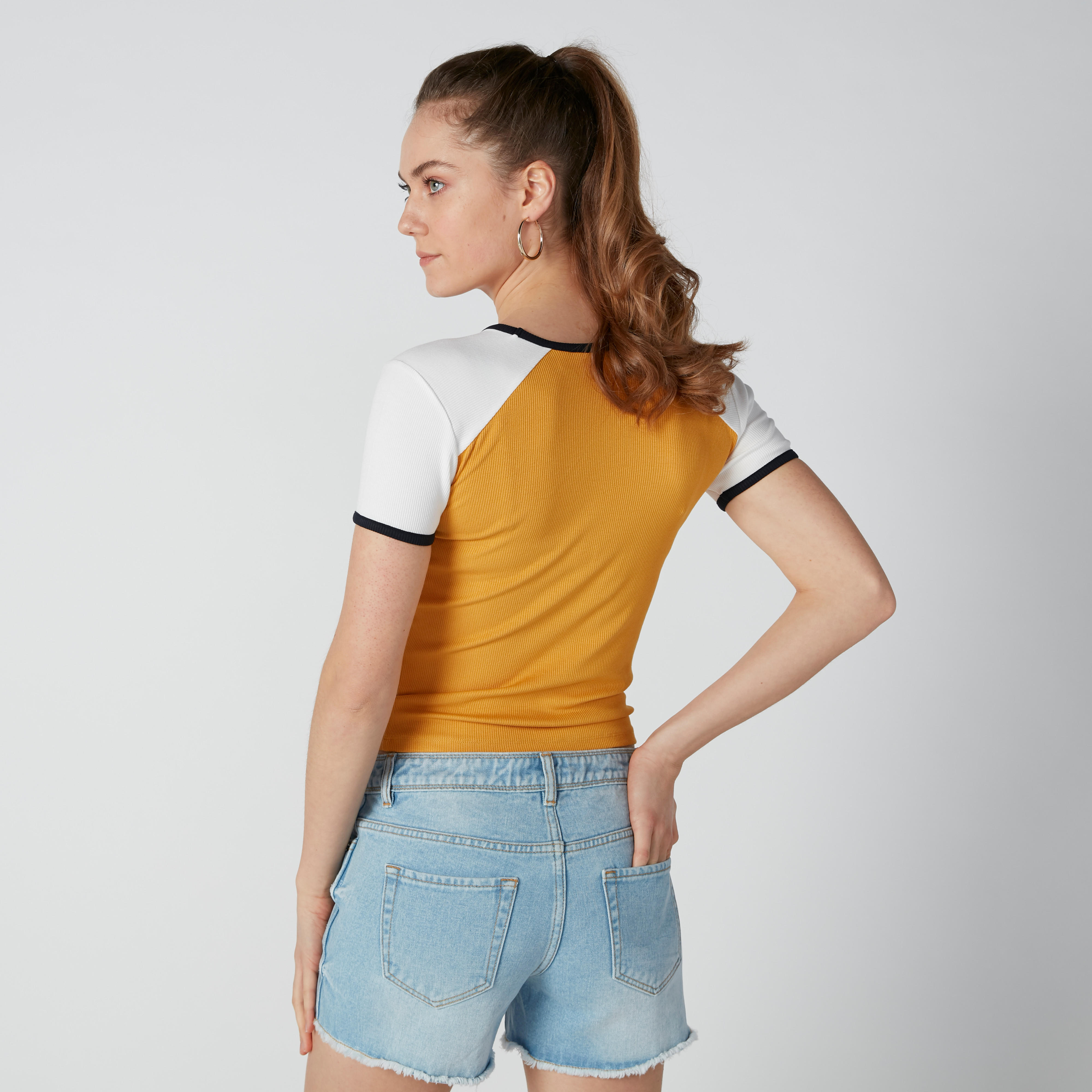 تيشيرت مستدام بياقة قارب وأكمام قصيرة مغايرة-women-clothing-tshirts-image-3