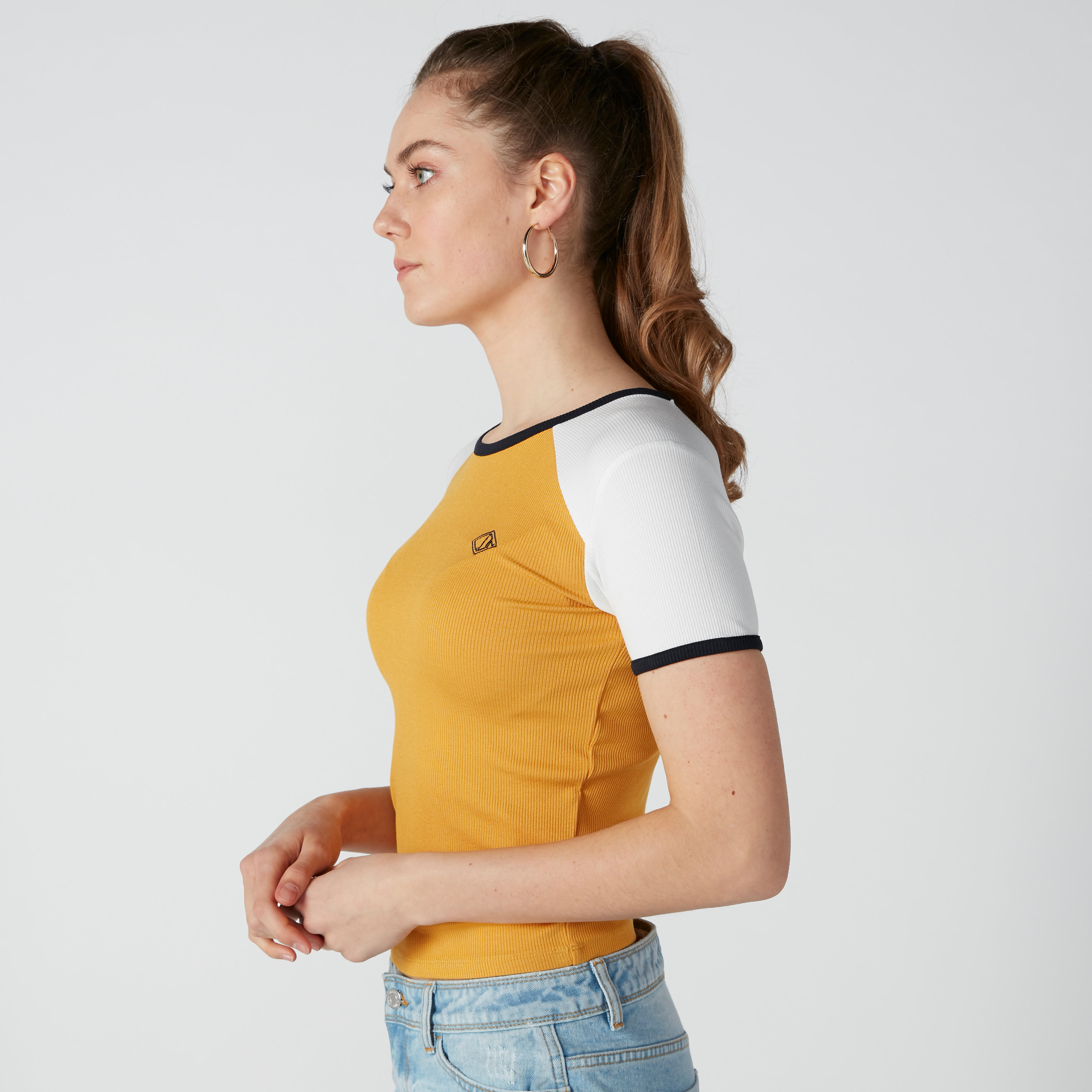 تيشيرت مستدام بياقة قارب وأكمام قصيرة مغايرة-women-clothing-tshirts-image-4