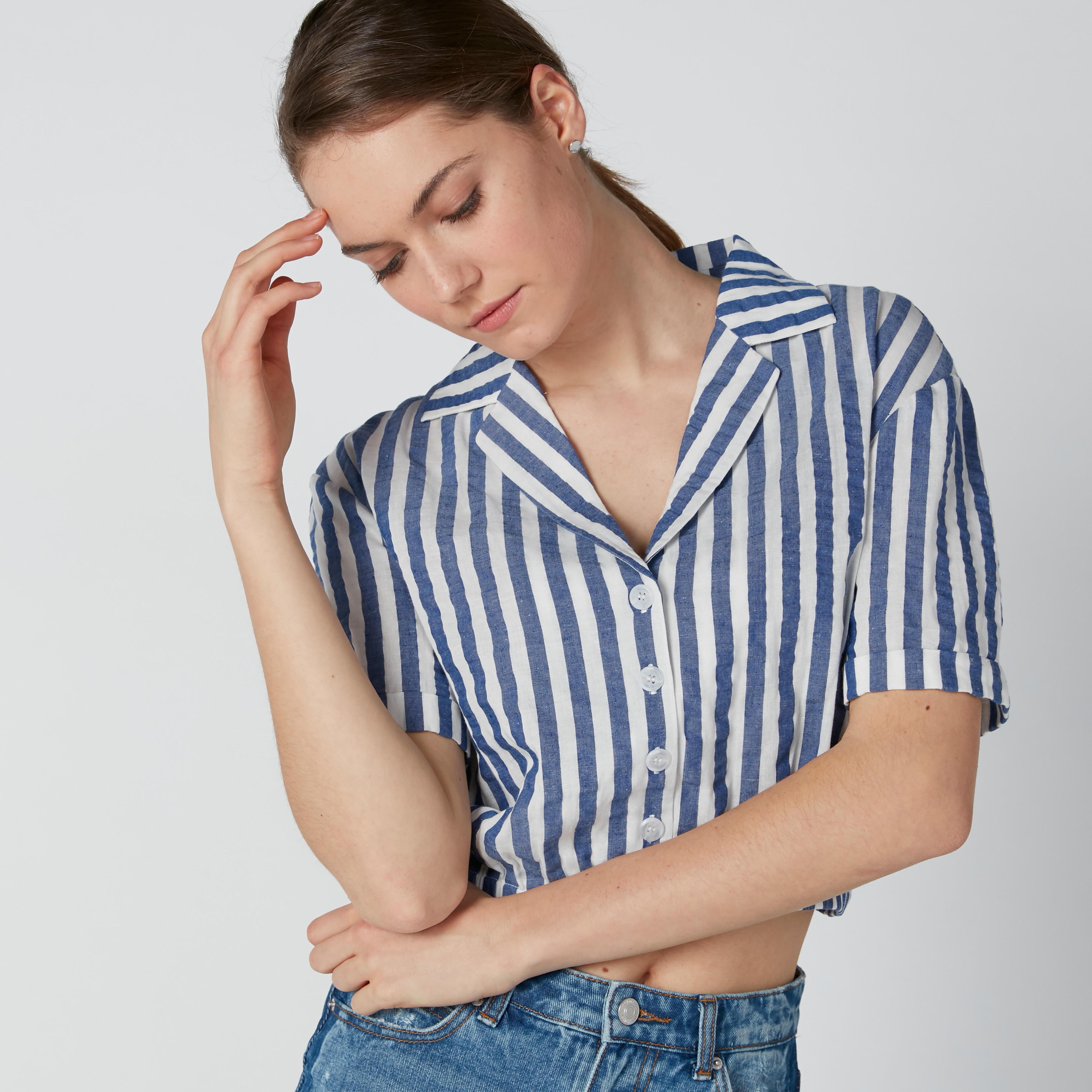 بلوزة مستدامة قصيرة بتقليمات وأزرار-women-clothing-shirtsandblouses-blouses-image-1