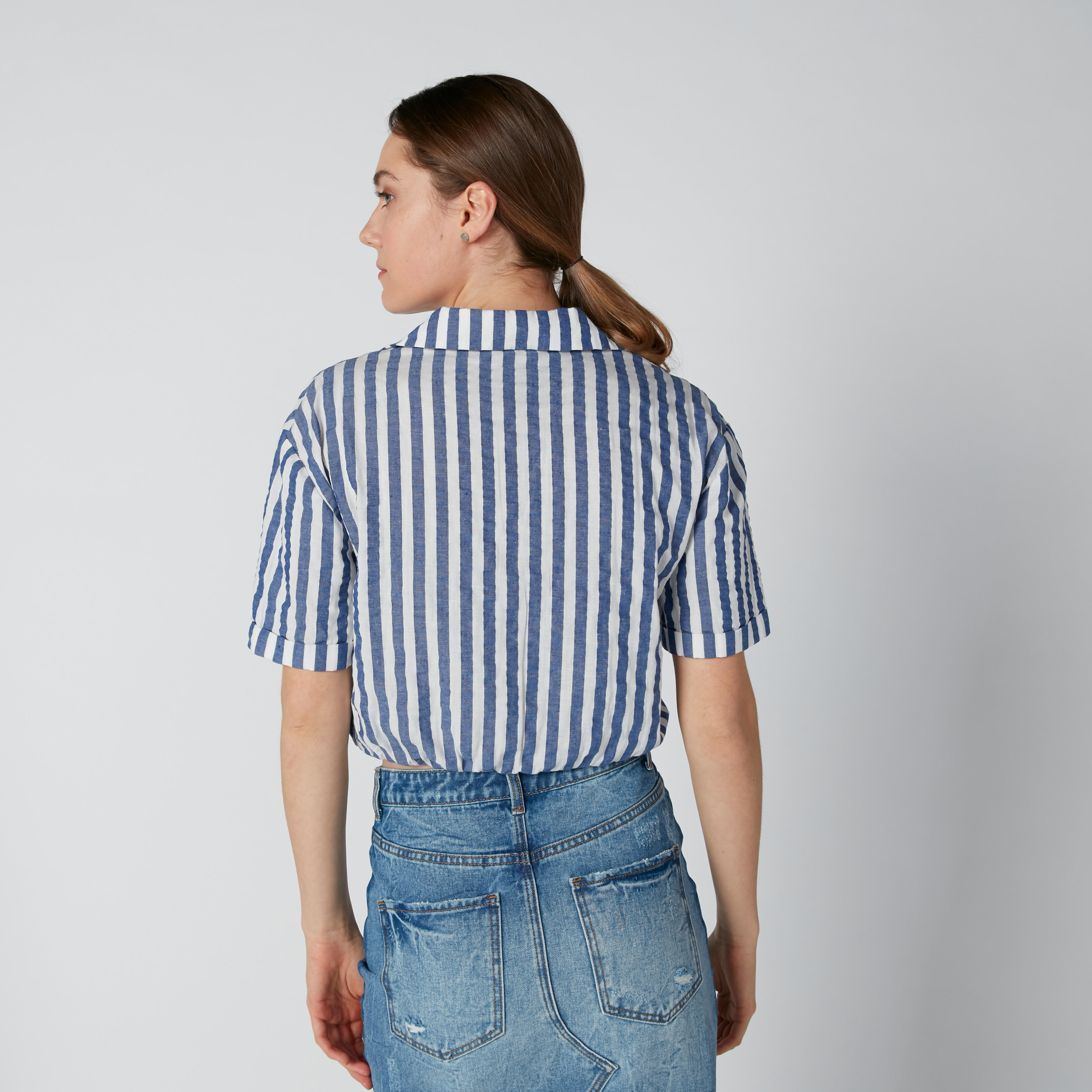 بلوزة مستدامة قصيرة بتقليمات وأزرار-women-clothing-shirtsandblouses-blouses-image-3