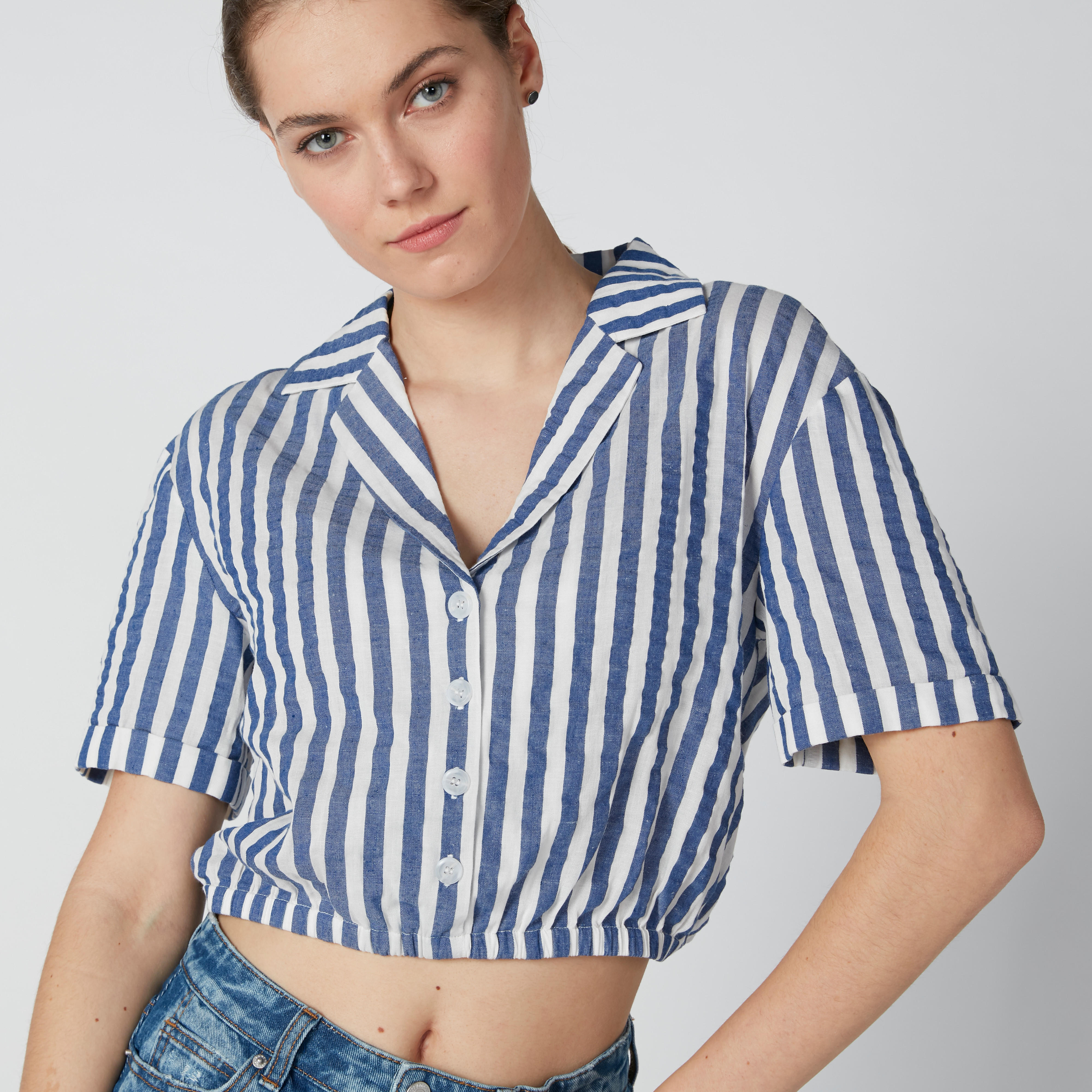 بلوزة مستدامة قصيرة بتقليمات وأزرار-women-clothing-shirtsandblouses-blouses-image-4