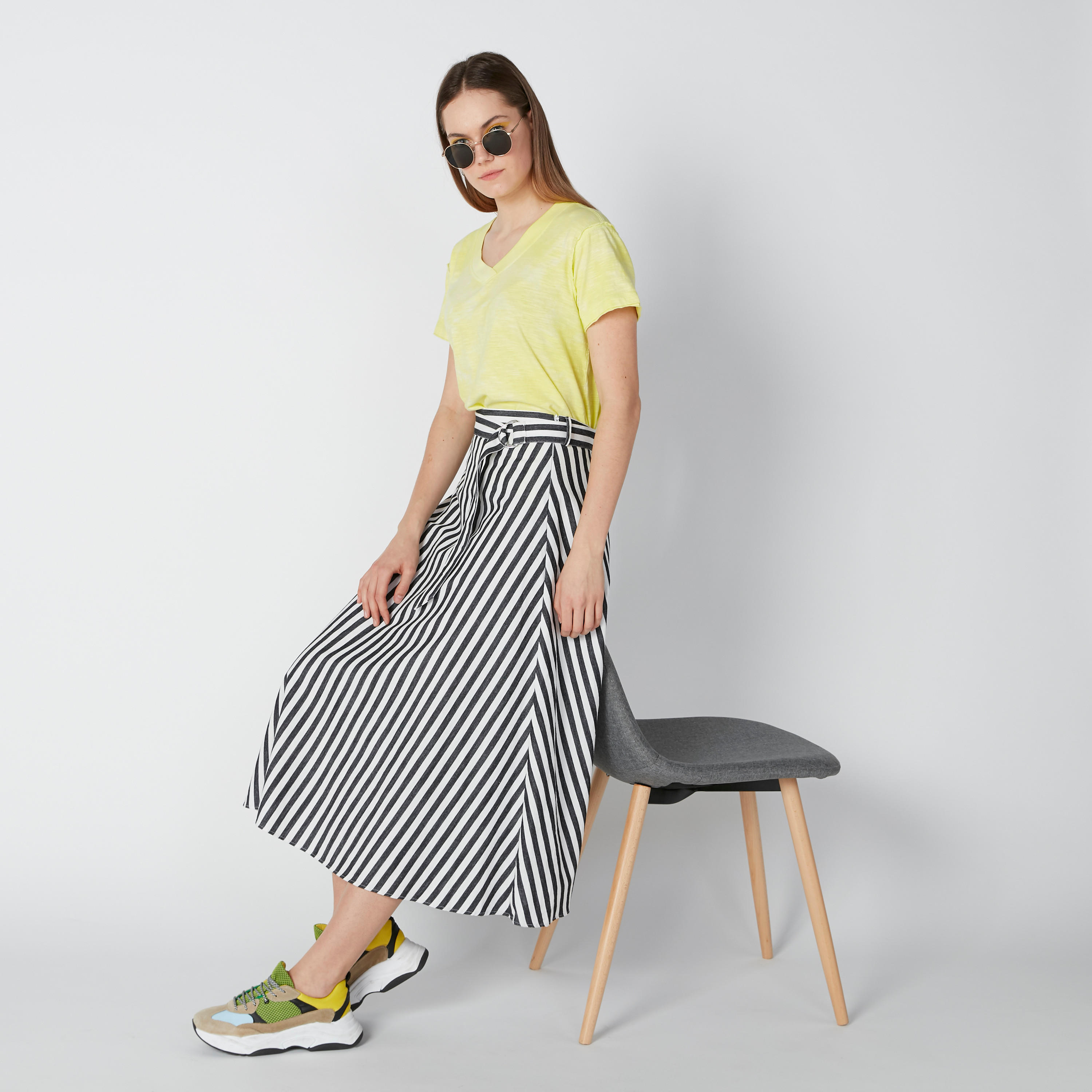 بلوزة مستدامة بياقة V وأكمام قصيرة وطبعات-women-clothing-tshirts-image-1
