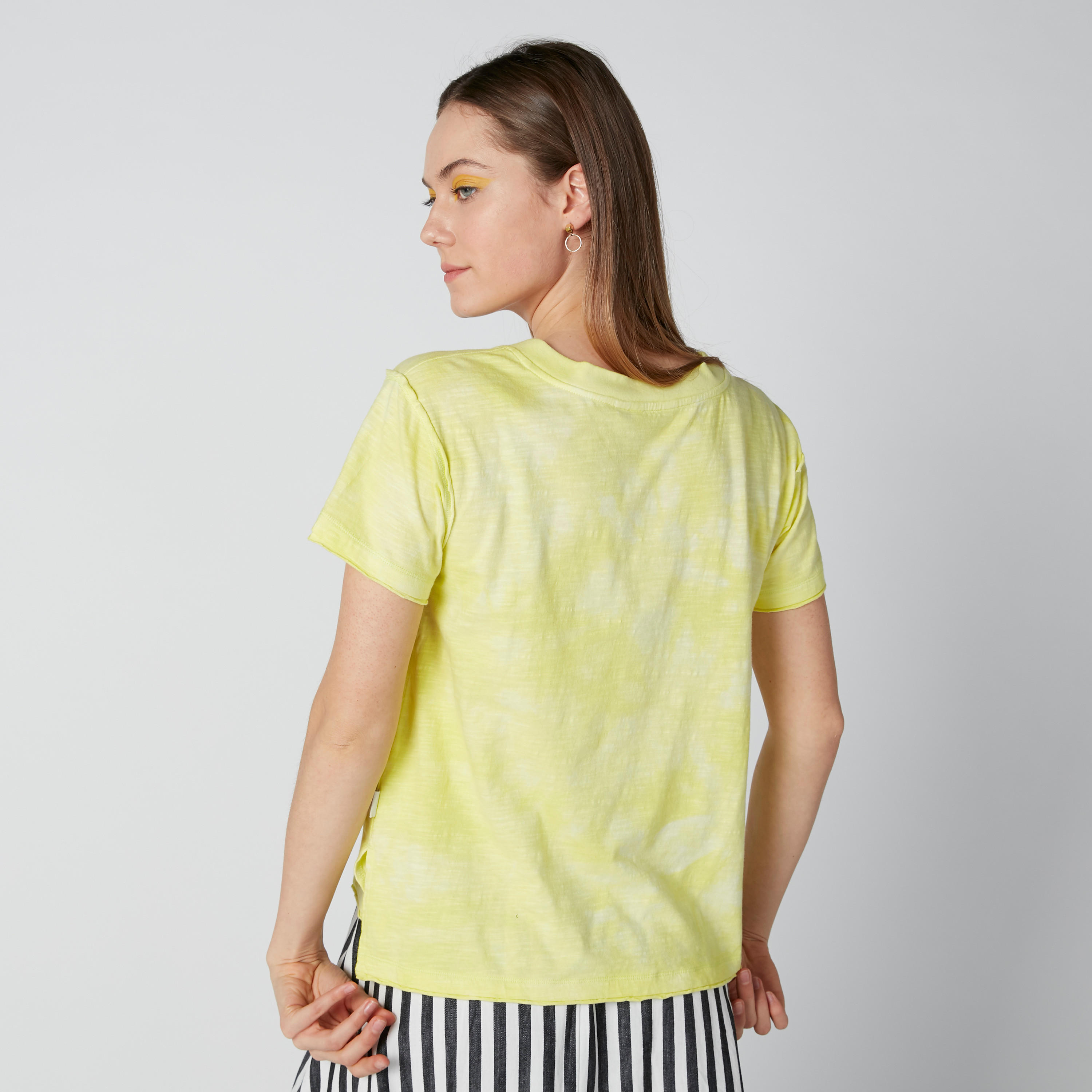بلوزة مستدامة بياقة V وأكمام قصيرة وطبعات-women-clothing-tshirts-image-2
