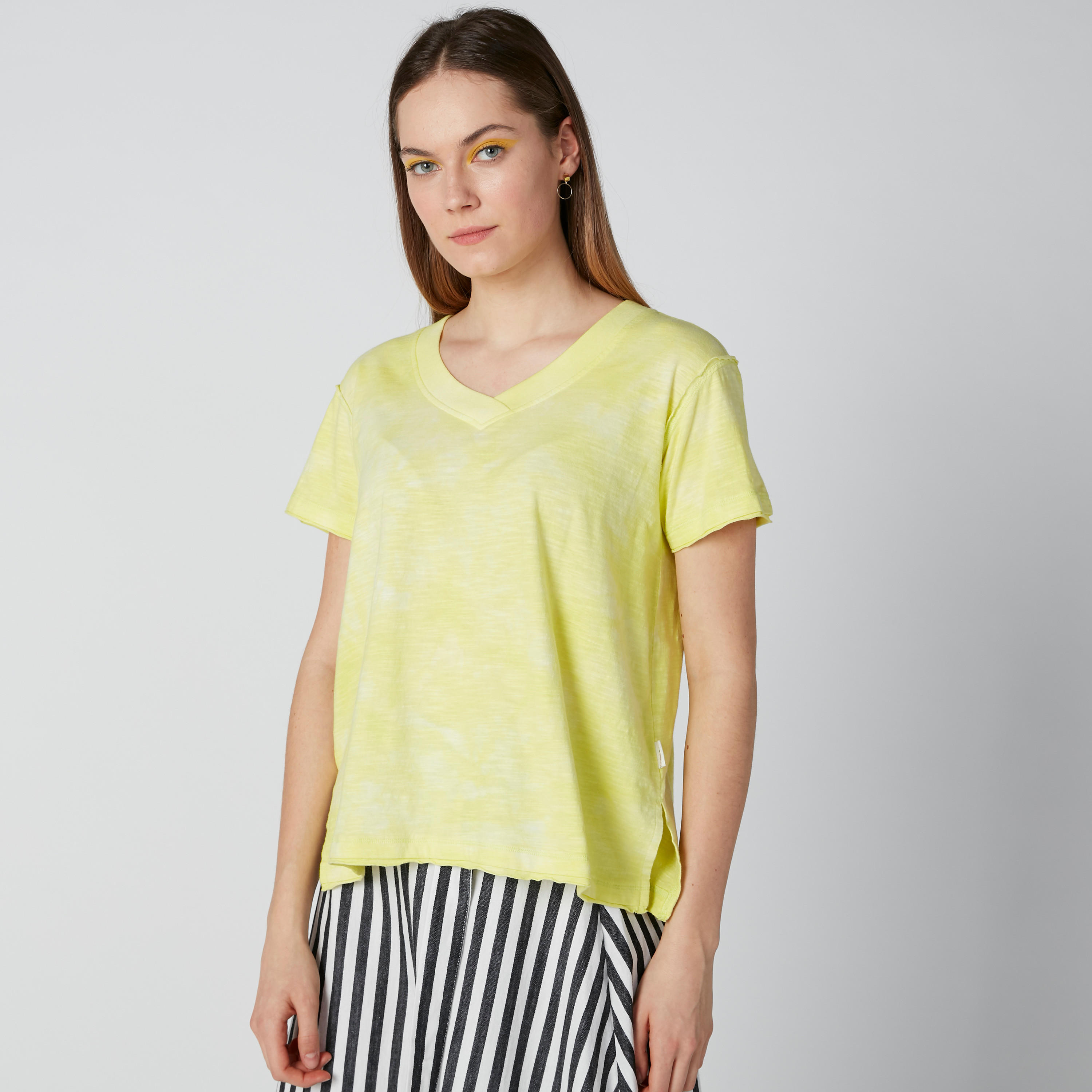 بلوزة مستدامة بياقة V وأكمام قصيرة وطبعات-women-clothing-tshirts-image-3