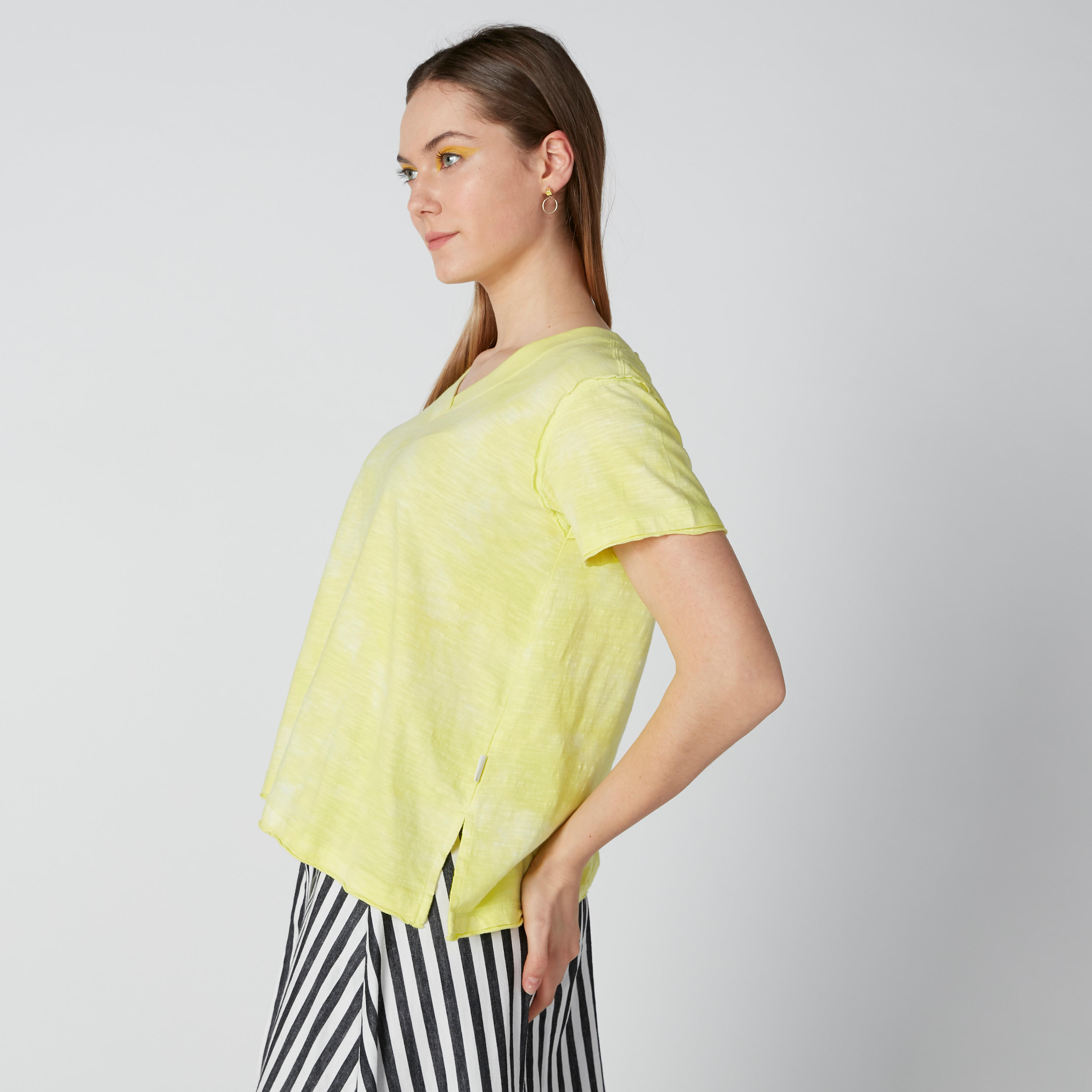بلوزة مستدامة بياقة V وأكمام قصيرة وطبعات-women-clothing-tshirts-image-4