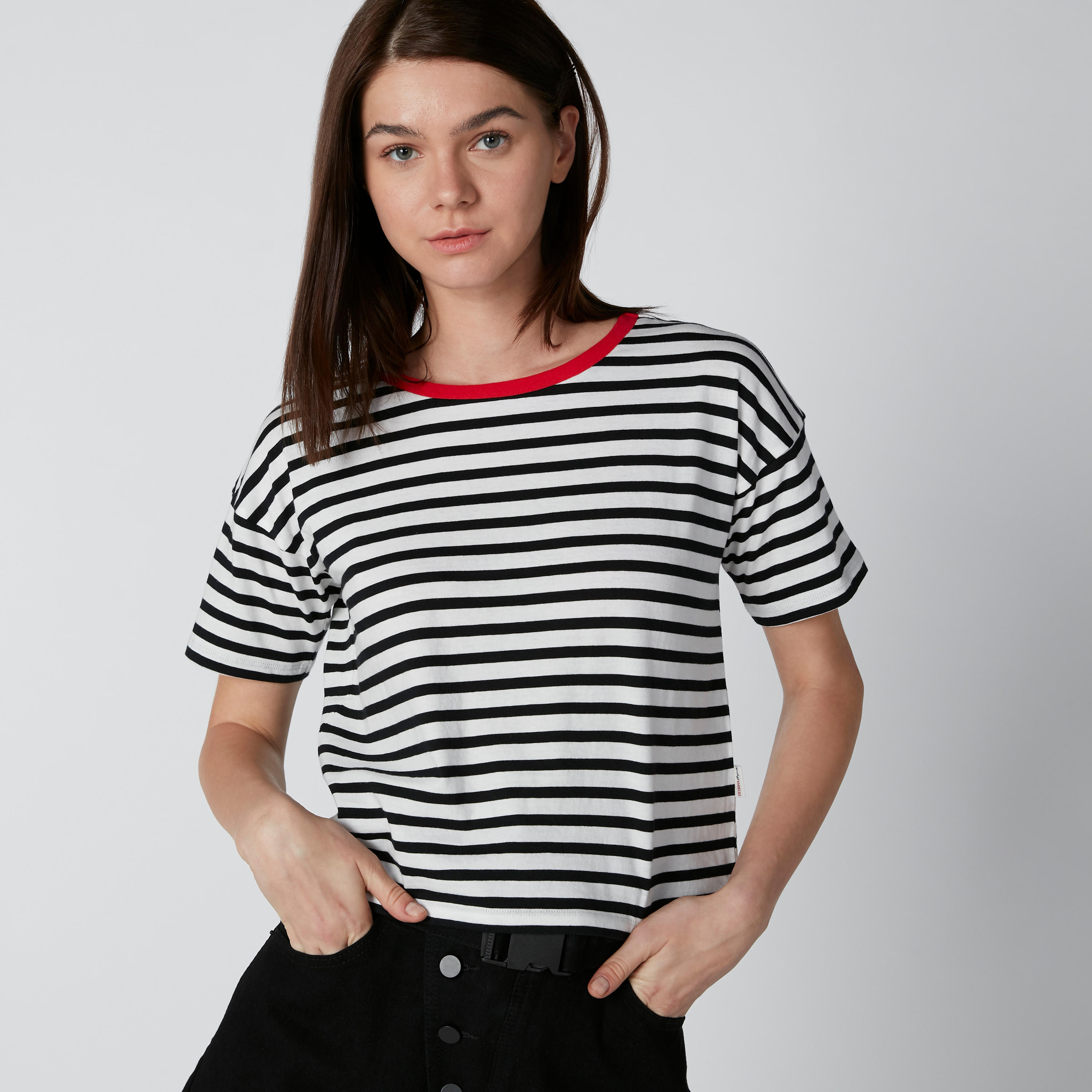 تيشيرت مقلّم بياقة مستديرة وأكتاف منسدلة من لي كوبر-women-clothing-tshirts-image-1