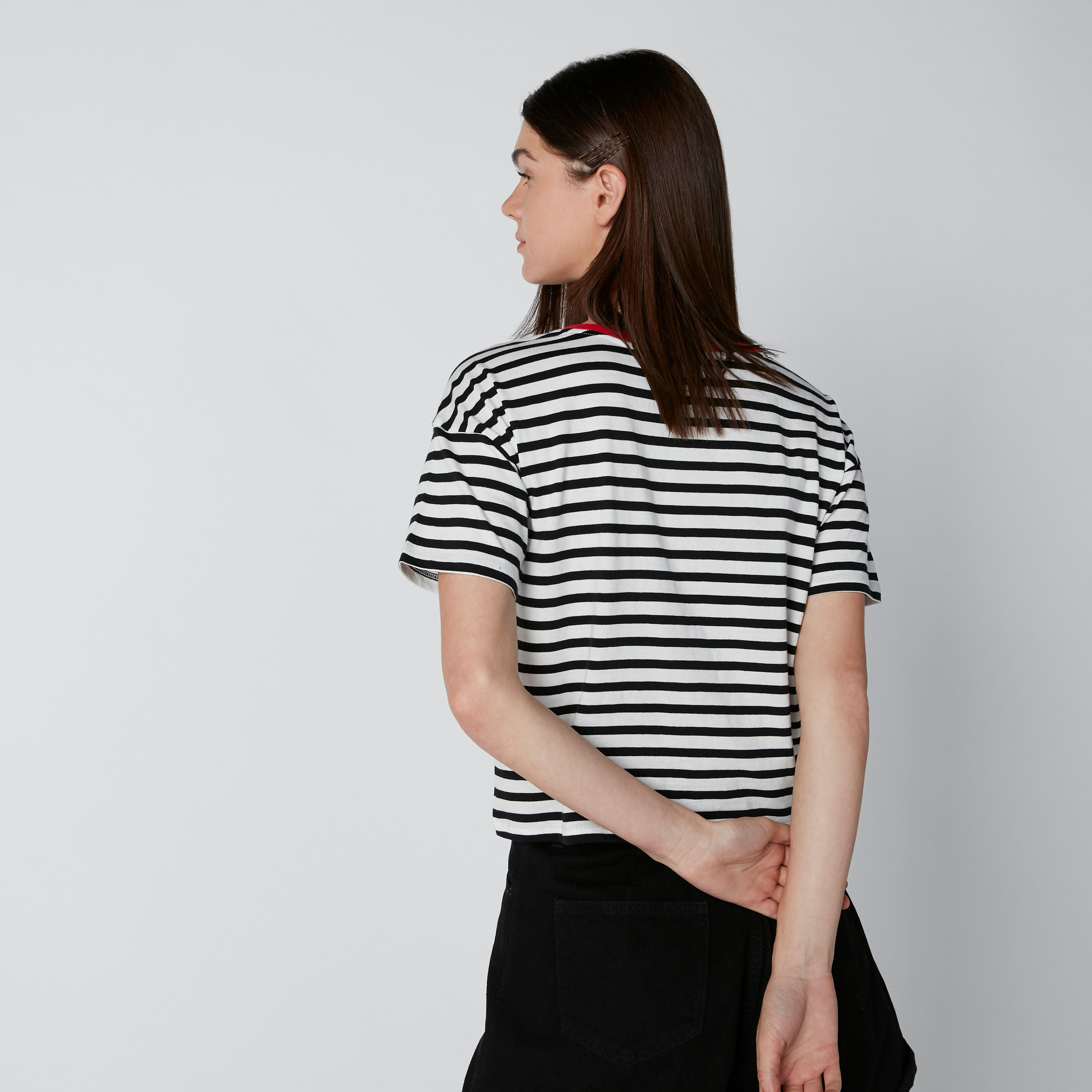 تيشيرت مقلّم بياقة مستديرة وأكتاف منسدلة من لي كوبر-women-clothing-tshirts-image-2