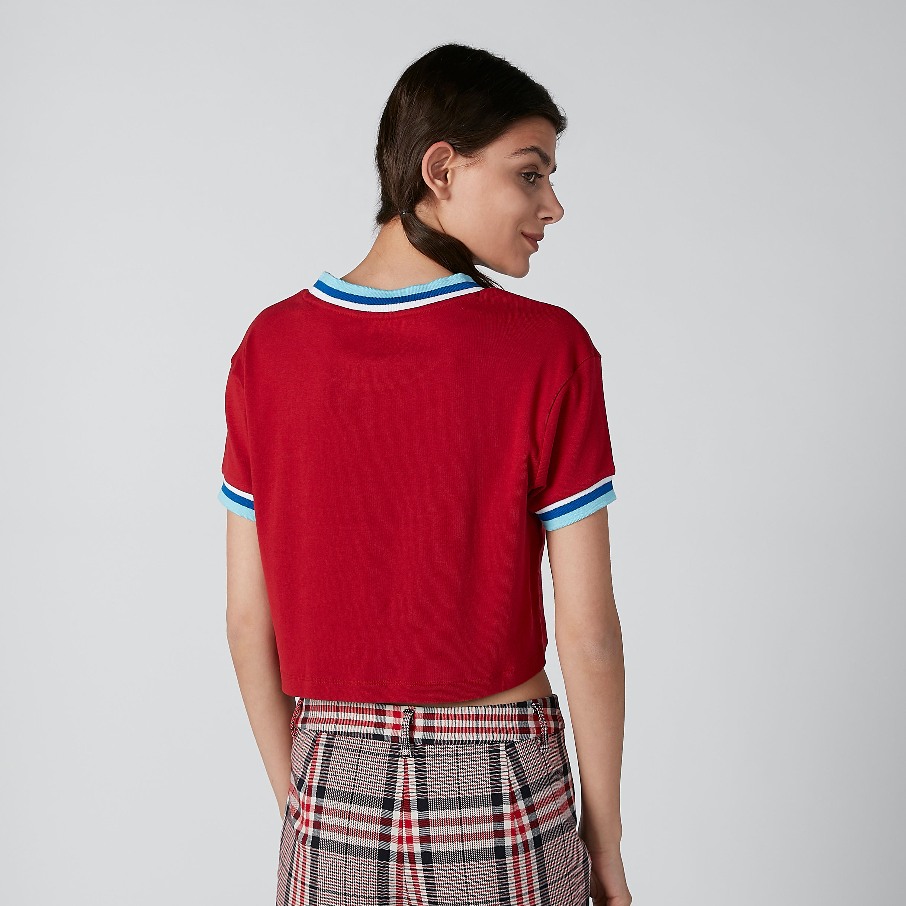 بلوزة قصيرة بياقة مستديرة وطبعات من لي كوبر-women-clothing-tshirts-image-3