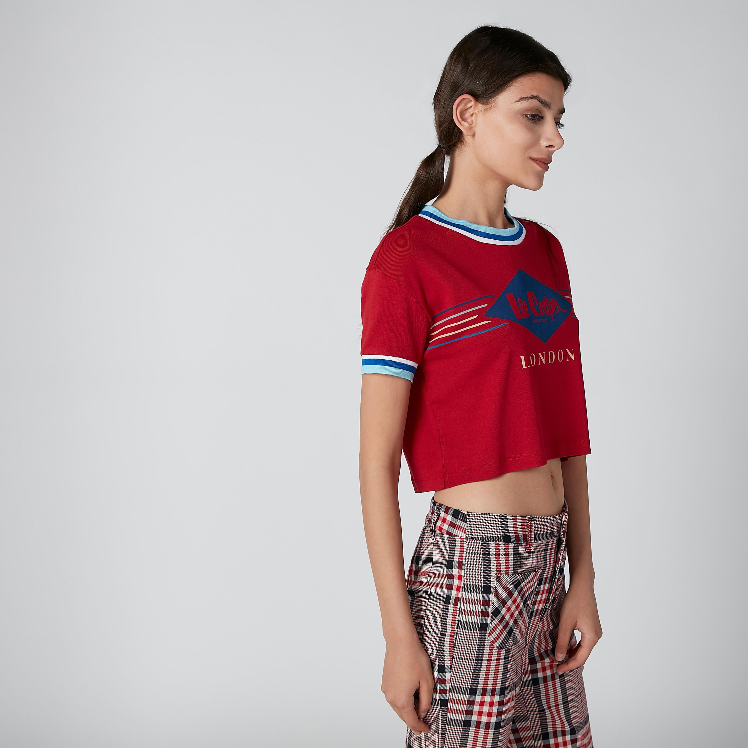 بلوزة قصيرة بياقة مستديرة وطبعات من لي كوبر-women-clothing-tshirts-image-1