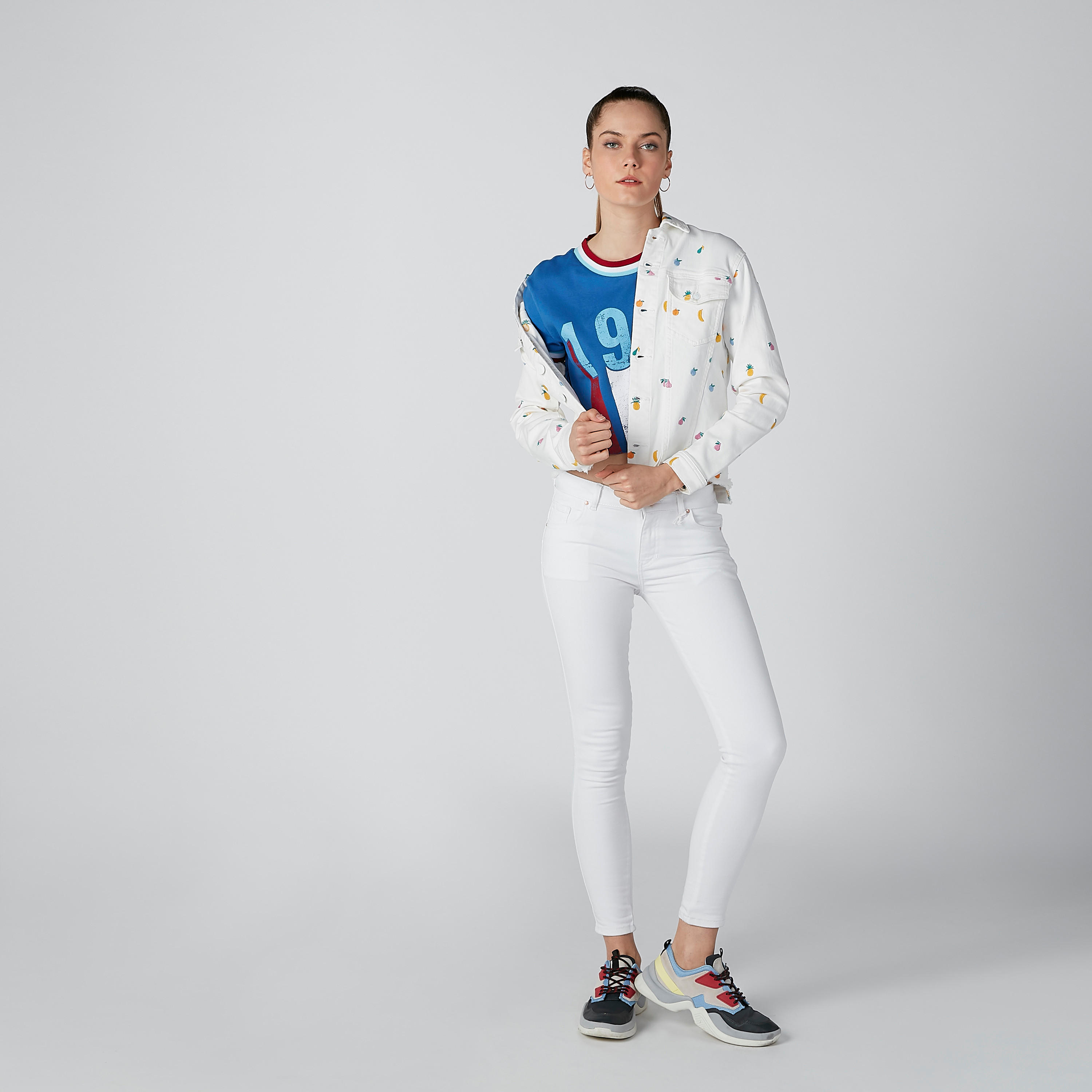 بلوزة قصيرة بياقة مستديرة وطبعات من لي كوبر-women-clothing-tshirts-image-1