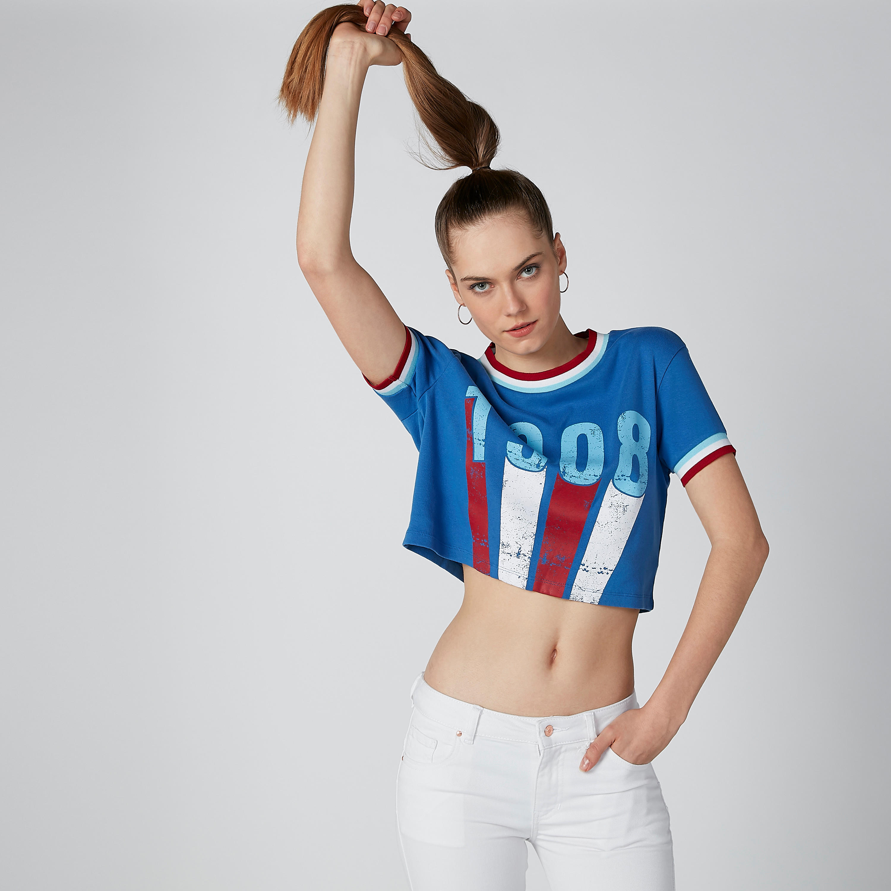 بلوزة قصيرة بياقة مستديرة وطبعات من لي كوبر-women-clothing-tshirts-image-2