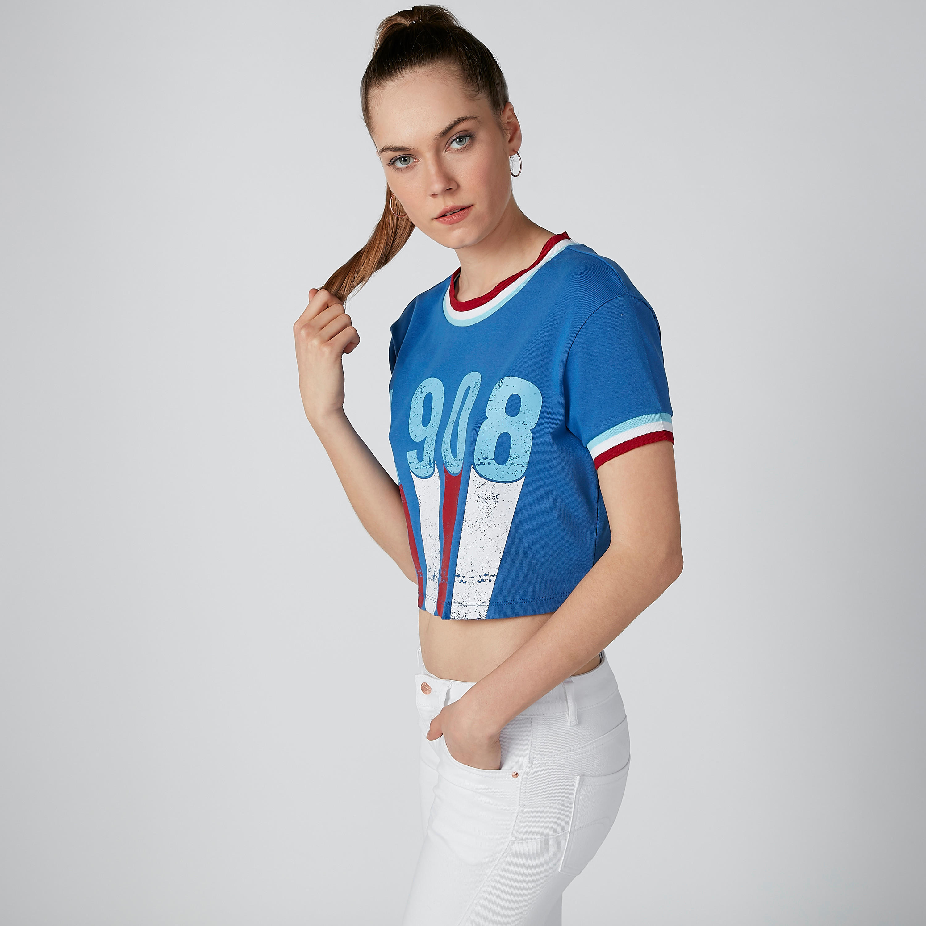 بلوزة قصيرة بياقة مستديرة وطبعات من لي كوبر-women-clothing-tshirts-image-4