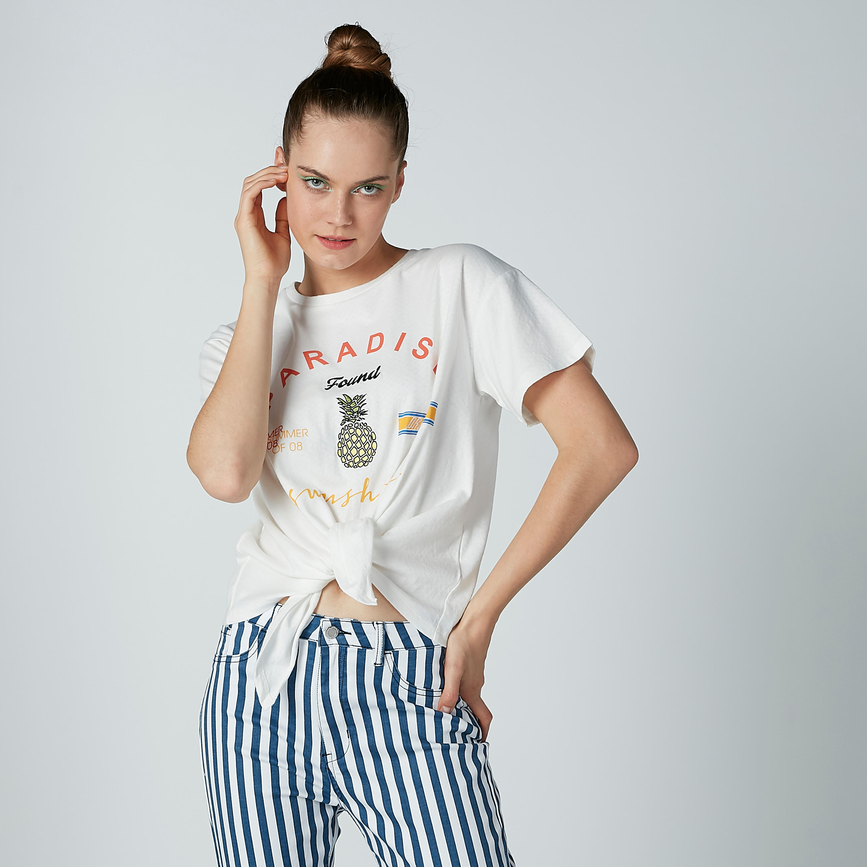 تيشيرت بياقة مستديرة وأكمام قصيرة وطبعات من لي كوبر-women-clothing-tshirts-image-1
