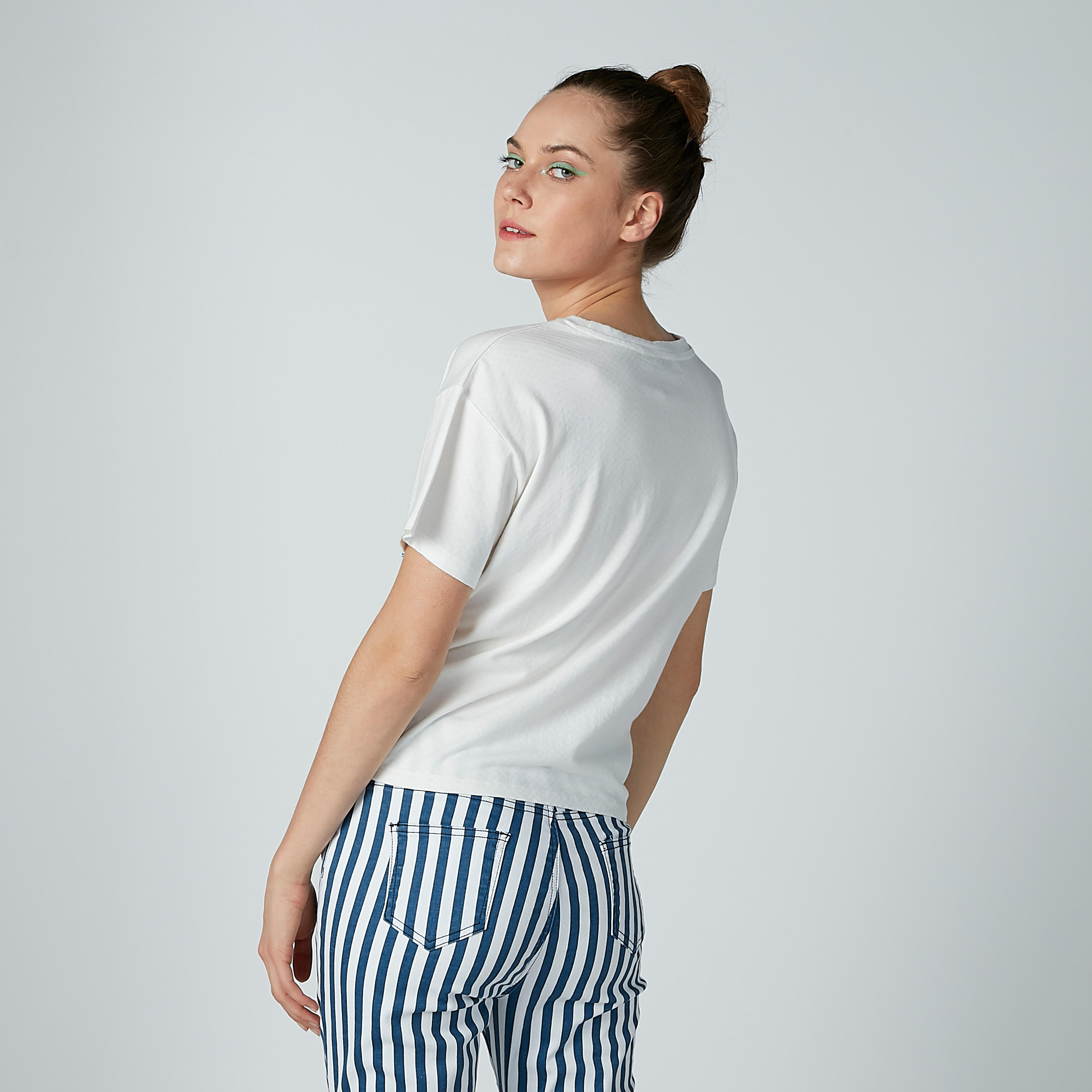 تيشيرت بياقة مستديرة وأكمام قصيرة وطبعات من لي كوبر-women-clothing-tshirts-image-3