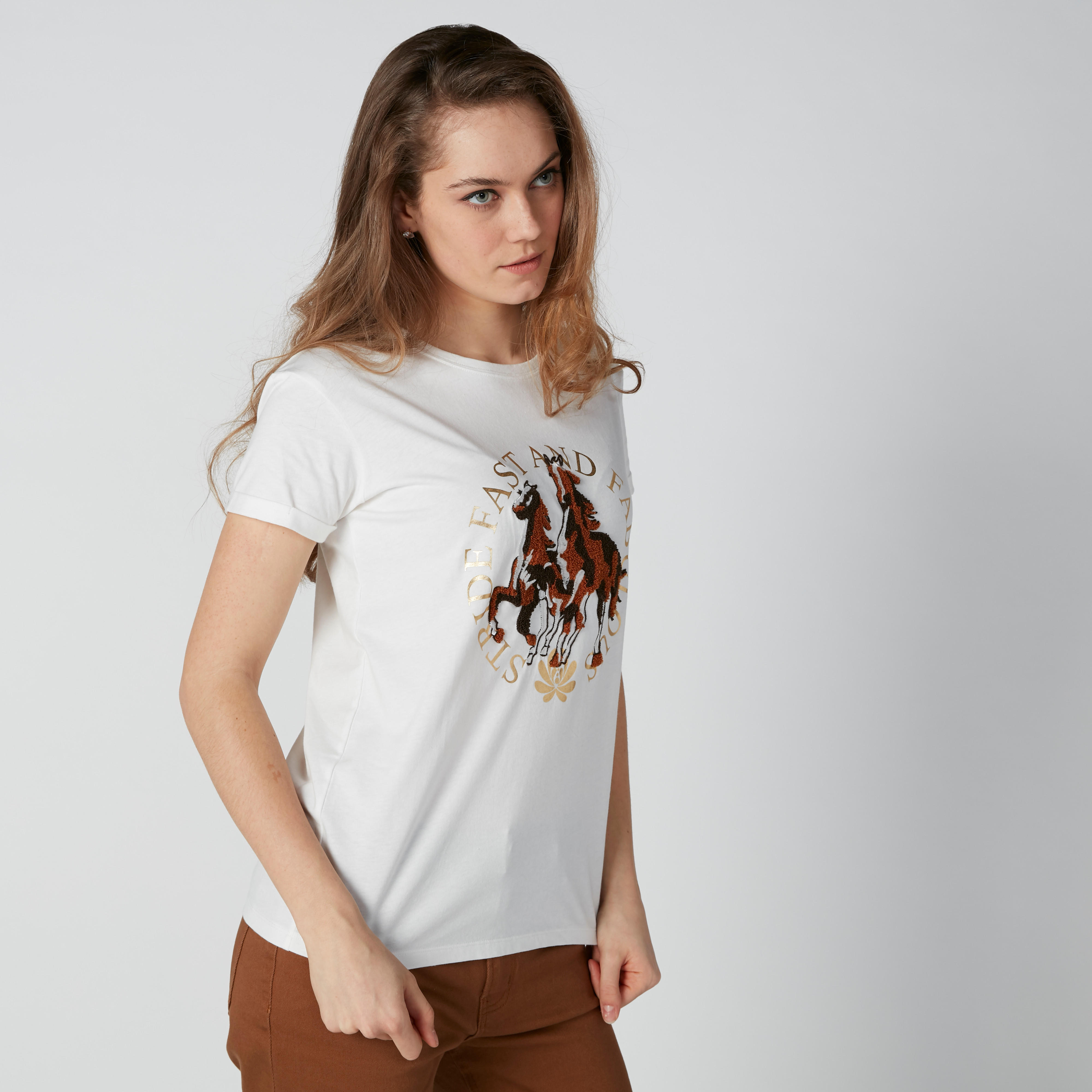 تيشيرت مستدام مطرّز بياقة ضيقة وأكمام قصيرة-women-clothing-tshirts-image-1
