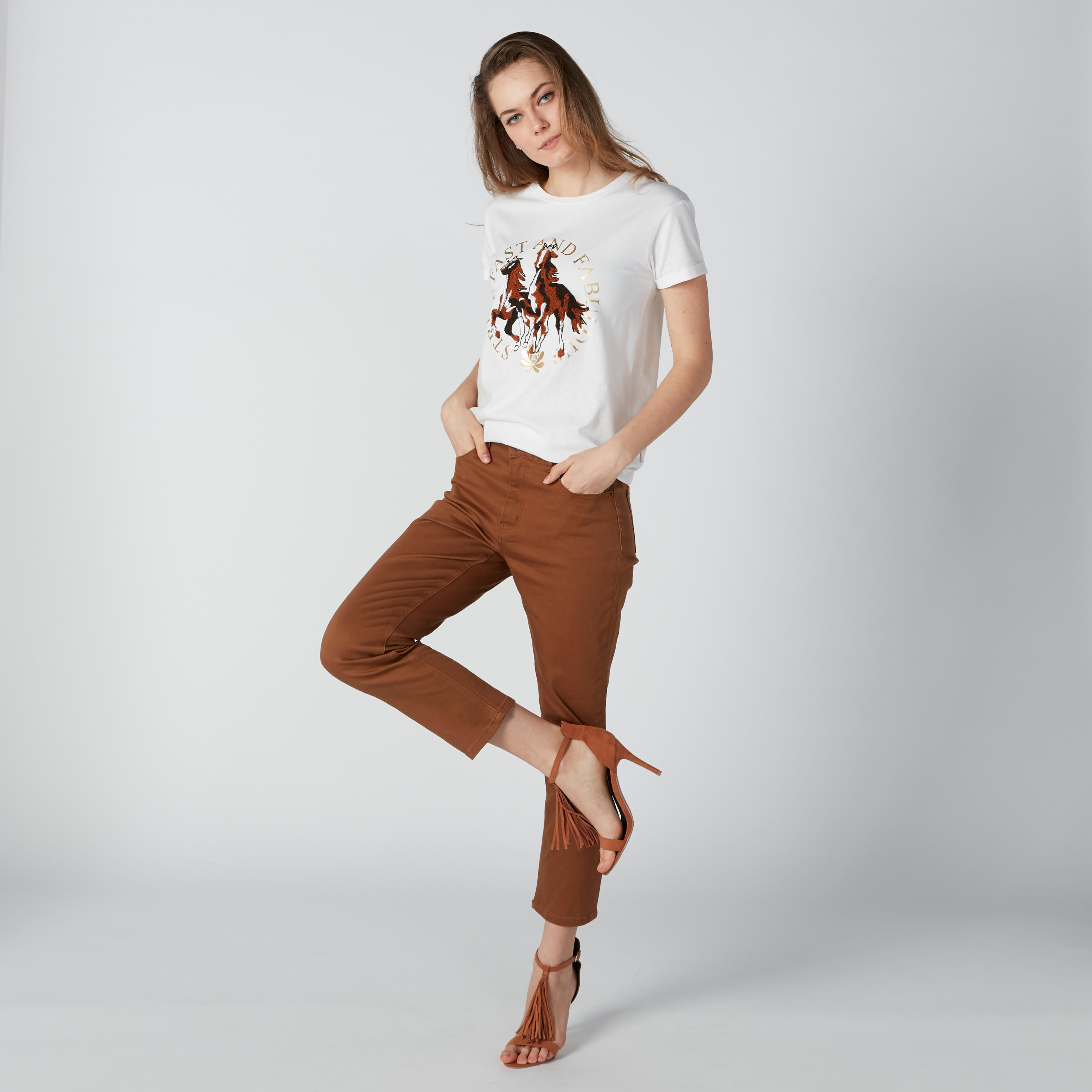 تيشيرت مستدام مطرّز بياقة ضيقة وأكمام قصيرة-women-clothing-tshirts-image-2