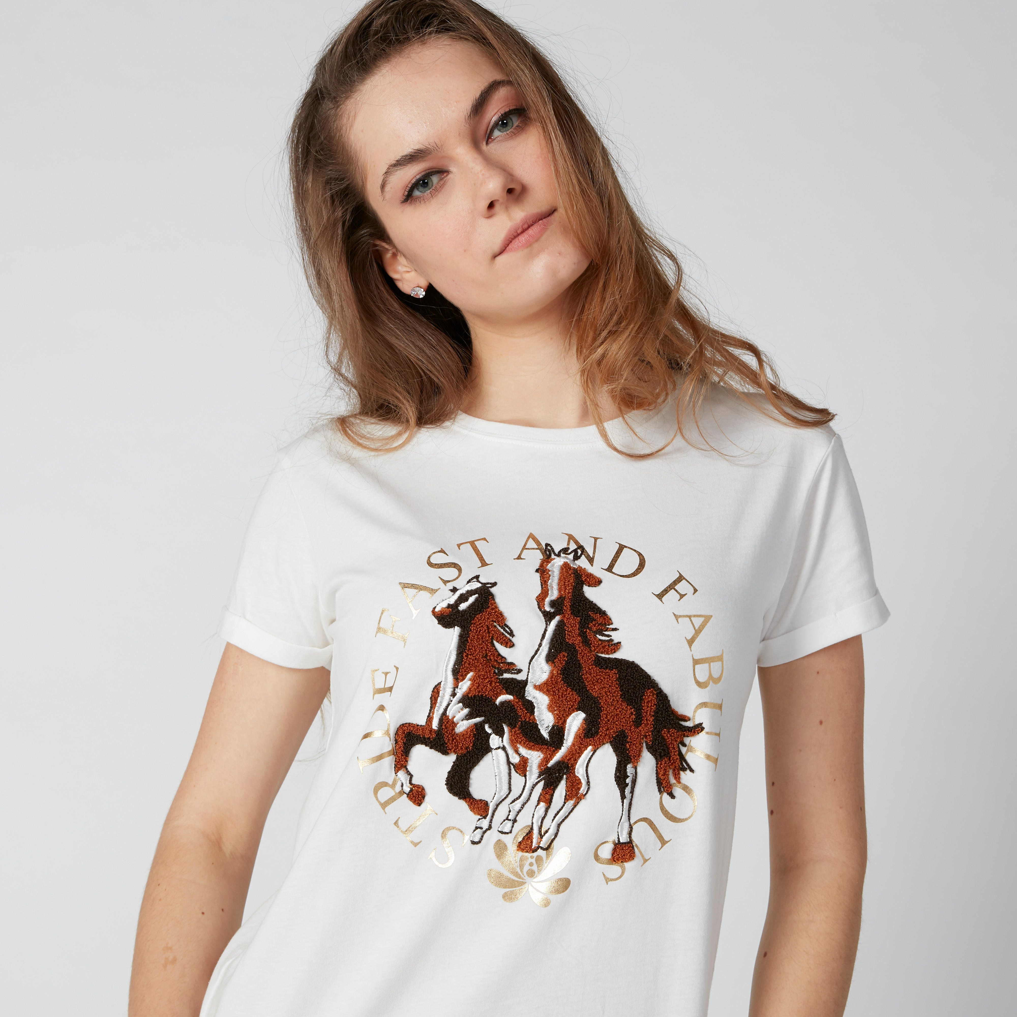 تيشيرت مستدام مطرّز بياقة ضيقة وأكمام قصيرة-women-clothing-tshirts-image-4