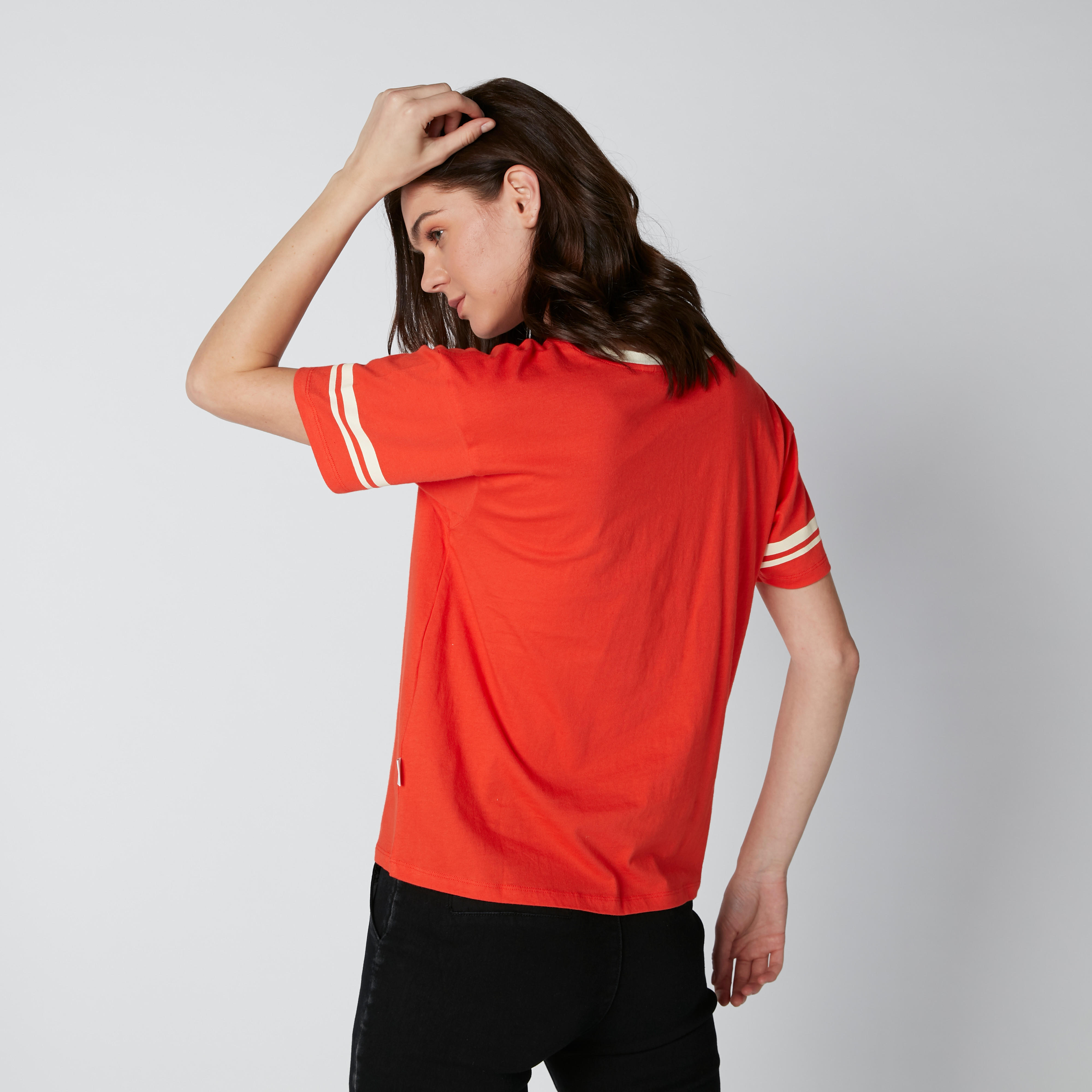 تيشيرت مستدام بياقة مستديرة وطبعات-women-clothing-tshirts-image-2