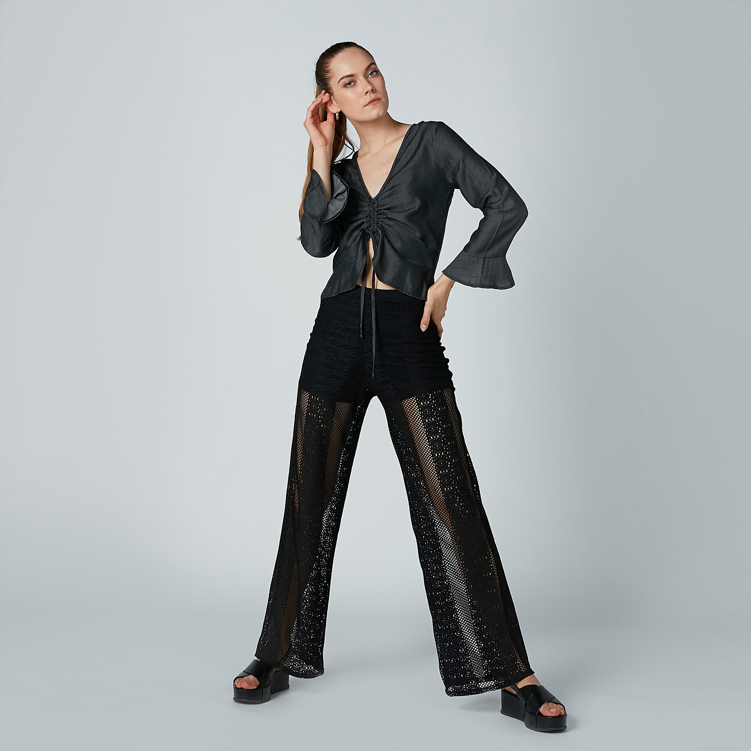 بلوزة بياقة V وأكمام واسعة من لي كوبر-women-clothing-shirtsandblouses-blouses-image-2